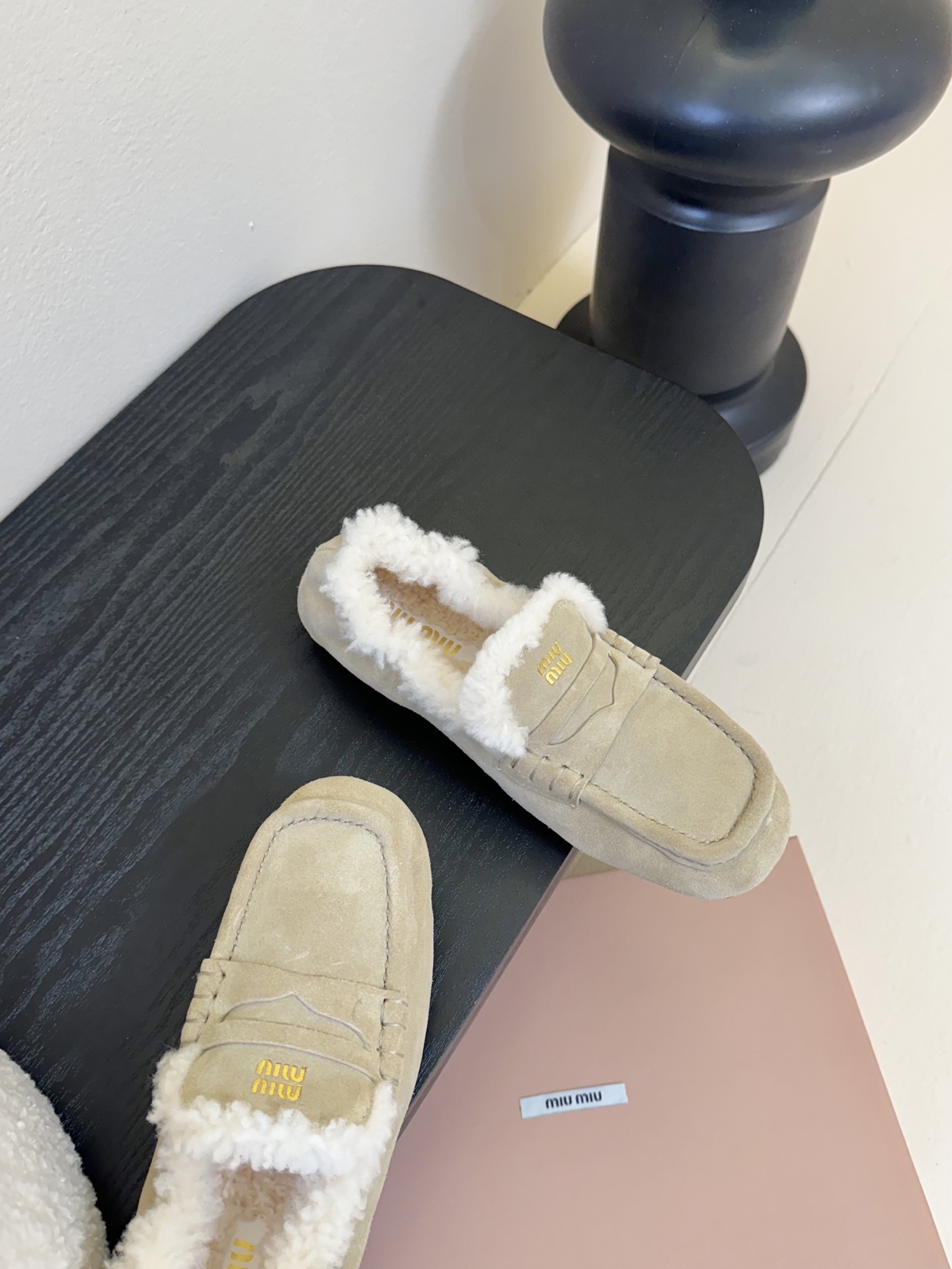  
| ²⁰²5𝐬𝐬 🤍🤎MIUMIU 缪缪中古羊毛系列中性十足！一脚蹬乐福毛里松紧后跟百搭款 怎么穿都