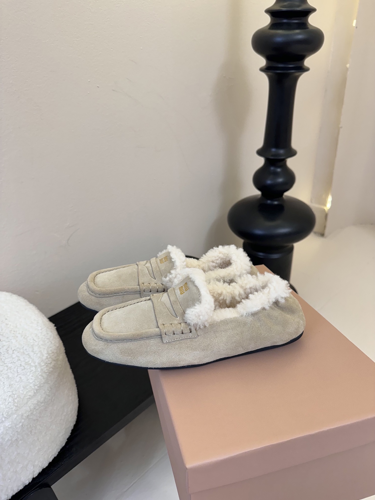  
| ²⁰²5𝐬𝐬 🤍🤎MIUMIU 缪缪中古羊毛系列中性十足！一脚蹬乐福毛里松紧后跟百搭款 怎么穿都