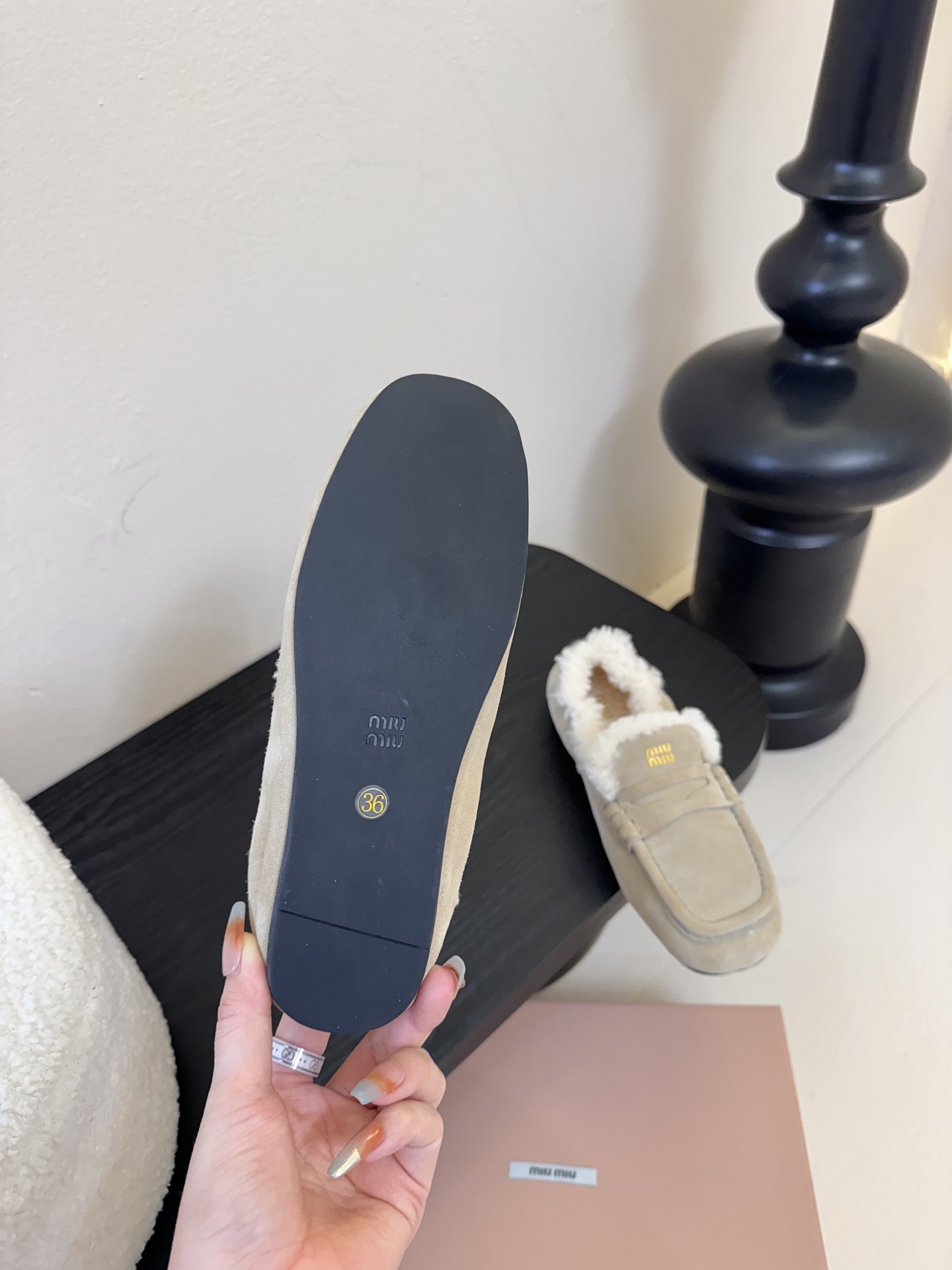  
| ²⁰²5𝐬𝐬 🤍🤎MIUMIU 缪缪中古羊毛系列中性十足！一脚蹬乐福毛里松紧后跟百搭款 怎么穿都