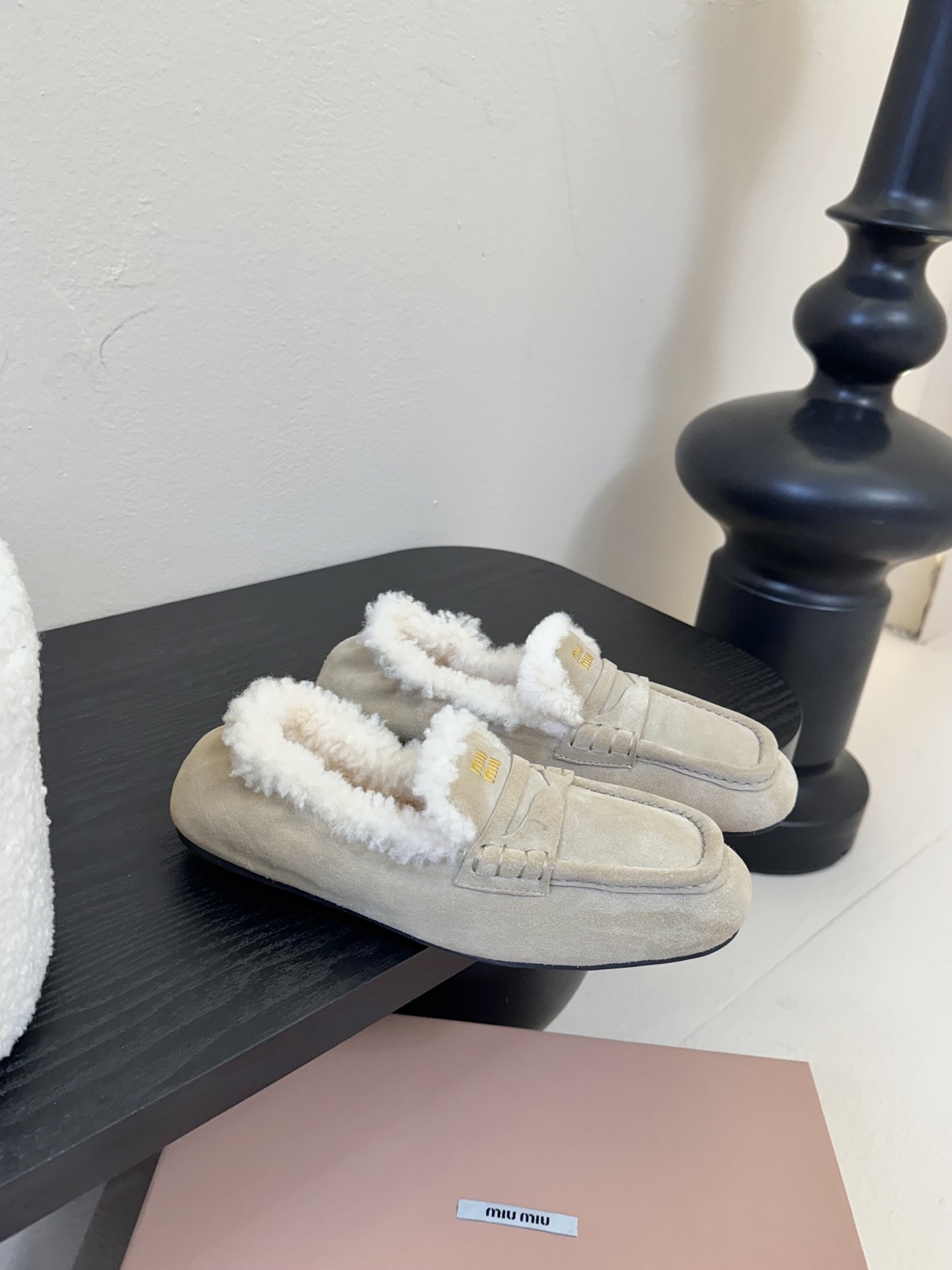  
| ²⁰²5𝐬𝐬 🤍🤎MIUMIU 缪缪中古羊毛系列中性十足！一脚蹬乐福毛里松紧后跟百搭款 怎么穿都