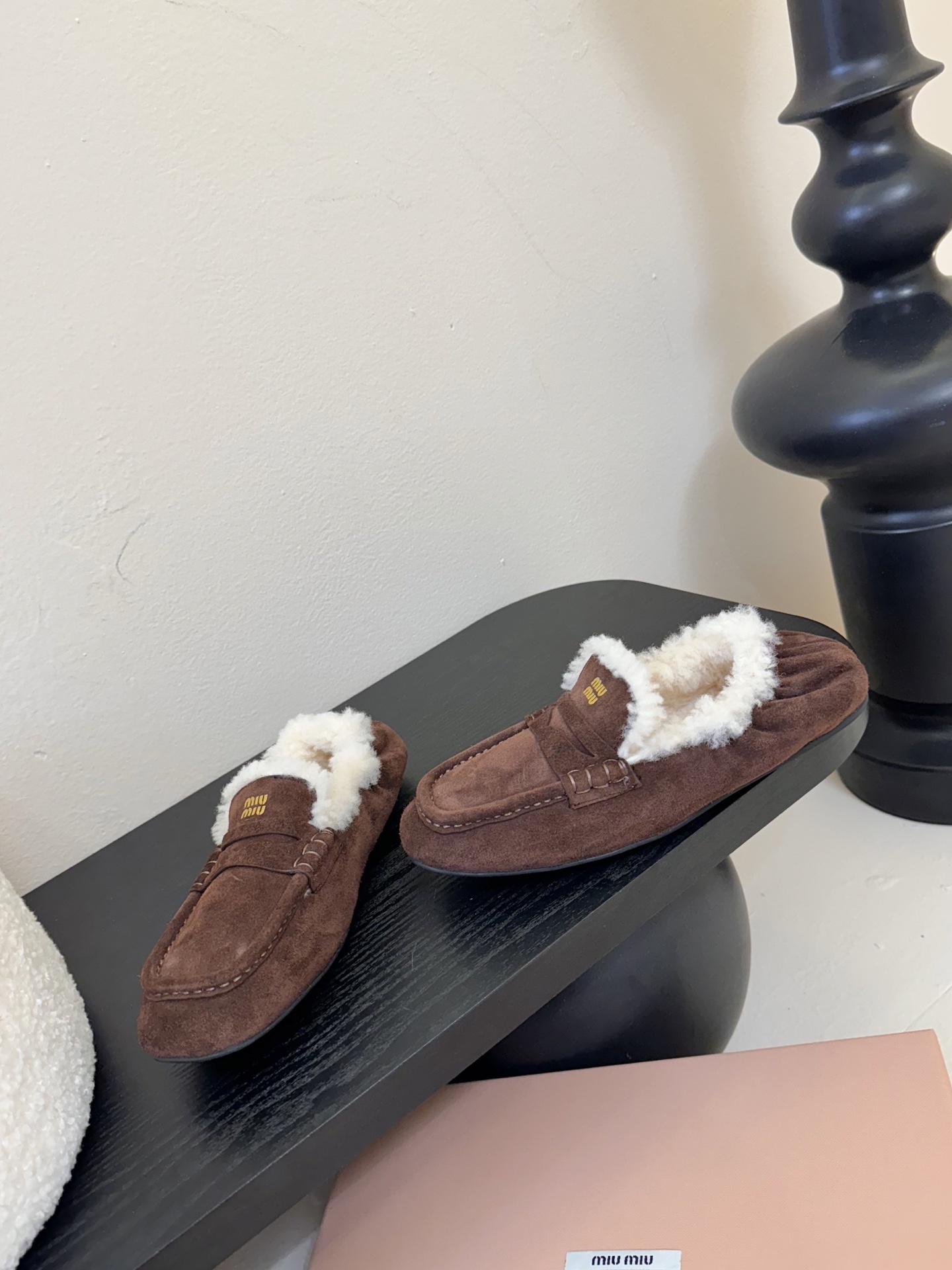  
| ²⁰²5𝐬𝐬 🤍🤎MIUMIU 缪缪中古羊毛系列中性十足！一脚蹬乐福毛里松紧后跟百搭款 怎么穿都