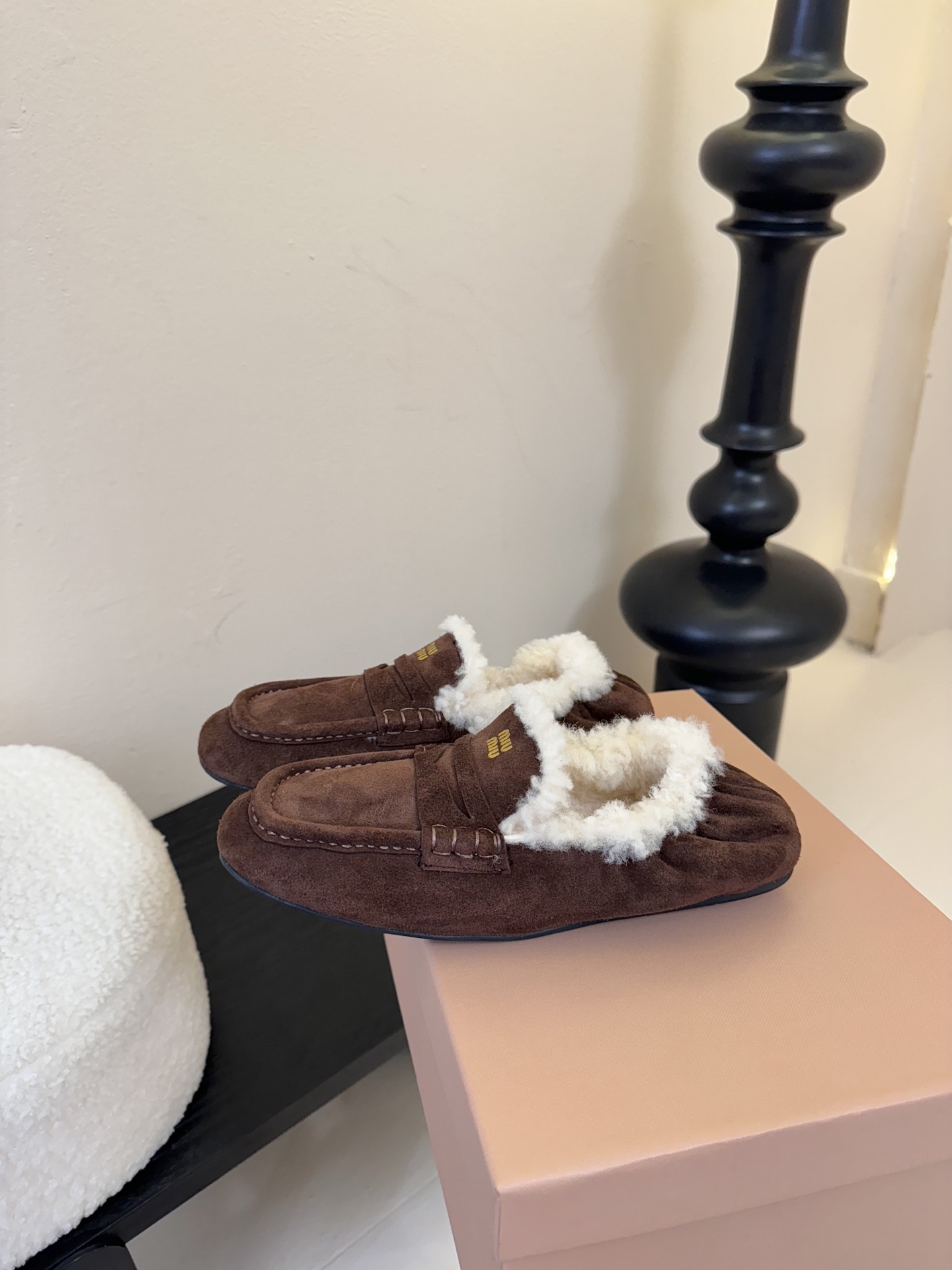  
| ²⁰²5𝐬𝐬 🤍🤎MIUMIU 缪缪中古羊毛系列中性十足！一脚蹬乐福毛里松紧后跟百搭款 怎么穿都