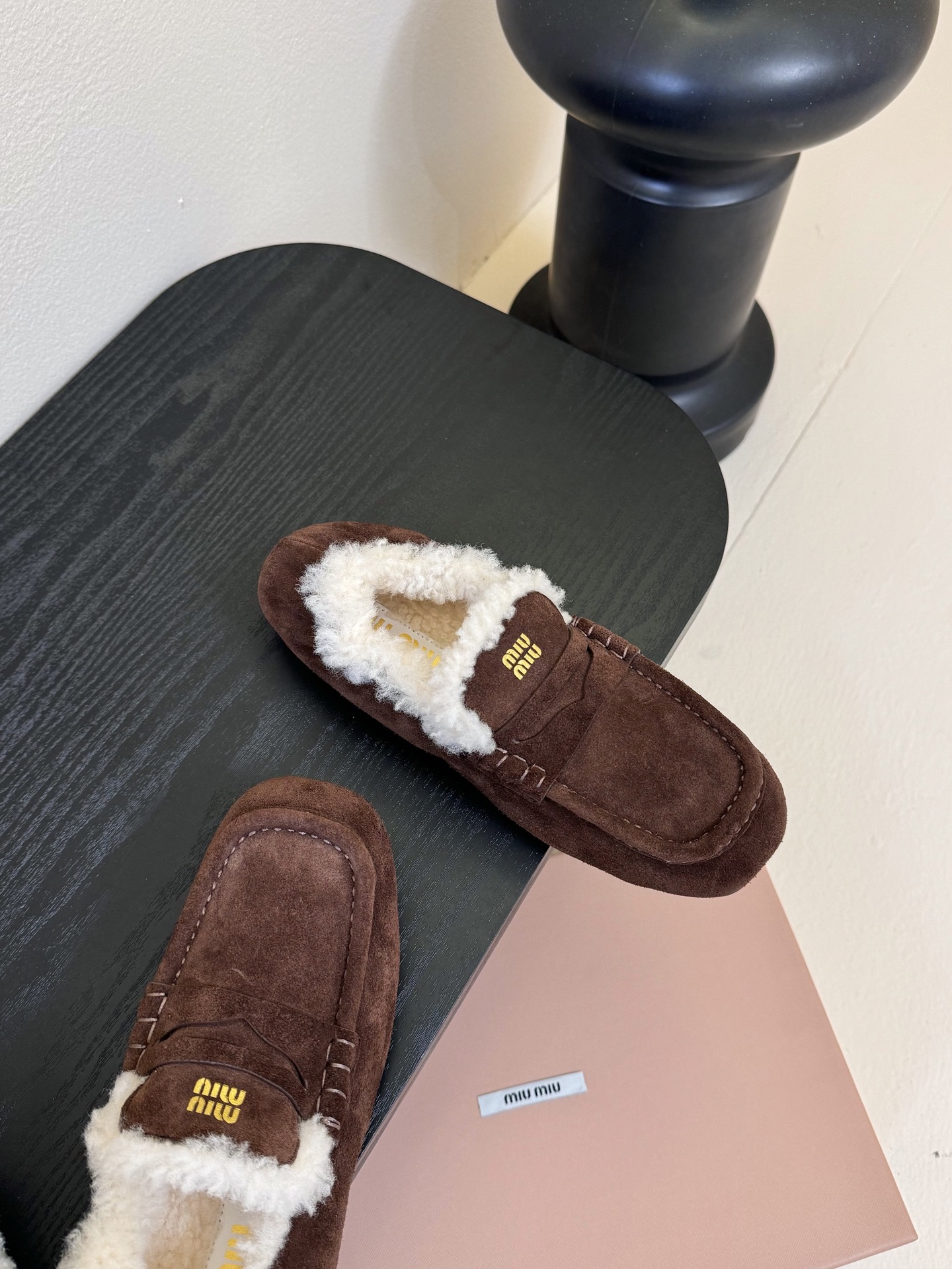  
| ²⁰²5𝐬𝐬 🤍🤎MIUMIU 缪缪中古羊毛系列中性十足！一脚蹬乐福毛里松紧后跟百搭款 怎么穿都