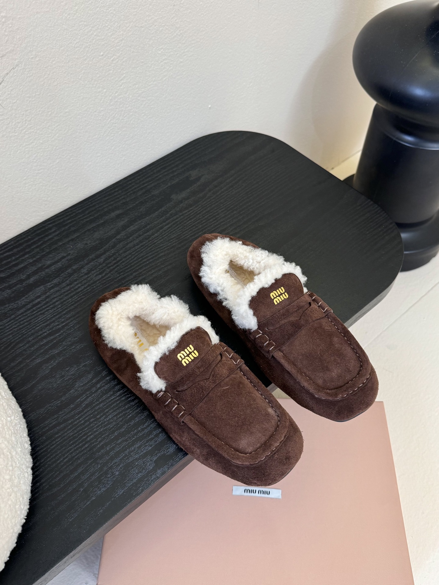 
| ²⁰²5𝐬𝐬 🤍🤎MIUMIU 缪缪中古羊毛系列中性十足！一脚蹬乐福毛里松紧后跟百搭款 怎么穿都