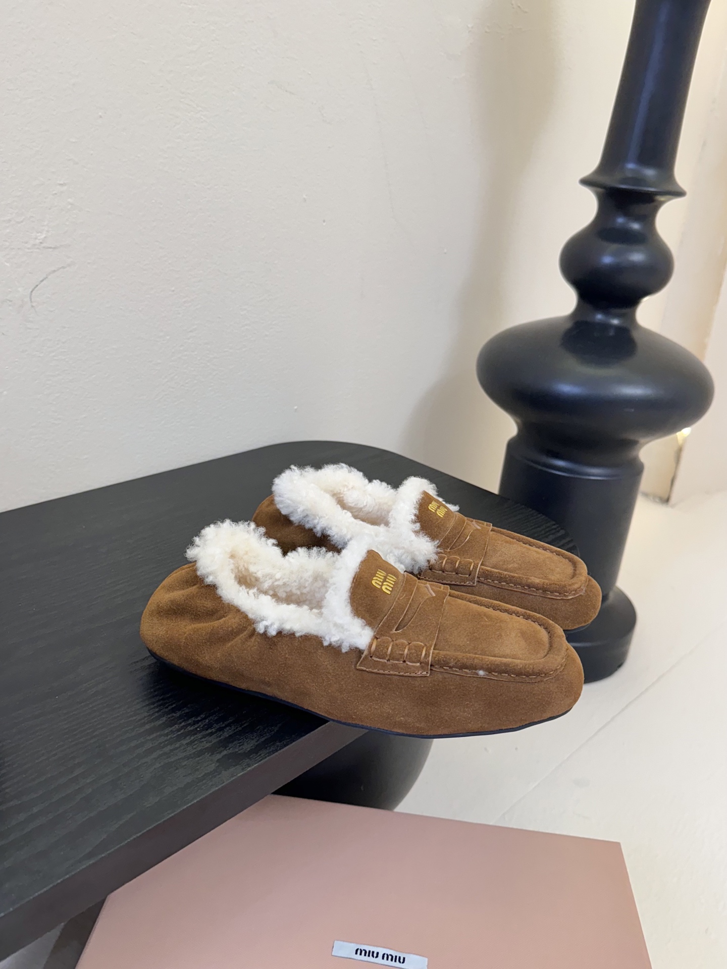  
| ²⁰²5𝐬𝐬 🤍🤎MIUMIU 缪缪中古羊毛系列中性十足！一脚蹬乐福毛里松紧后跟百搭款 怎么穿都