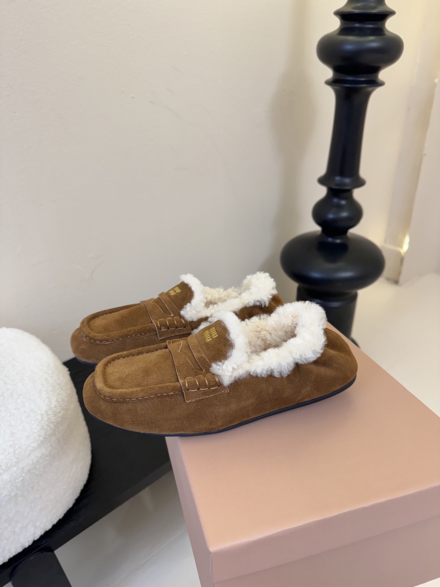  
| ²⁰²5𝐬𝐬 🤍🤎MIUMIU 缪缪中古羊毛系列中性十足！一脚蹬乐福毛里松紧后跟百搭款 怎么穿都
