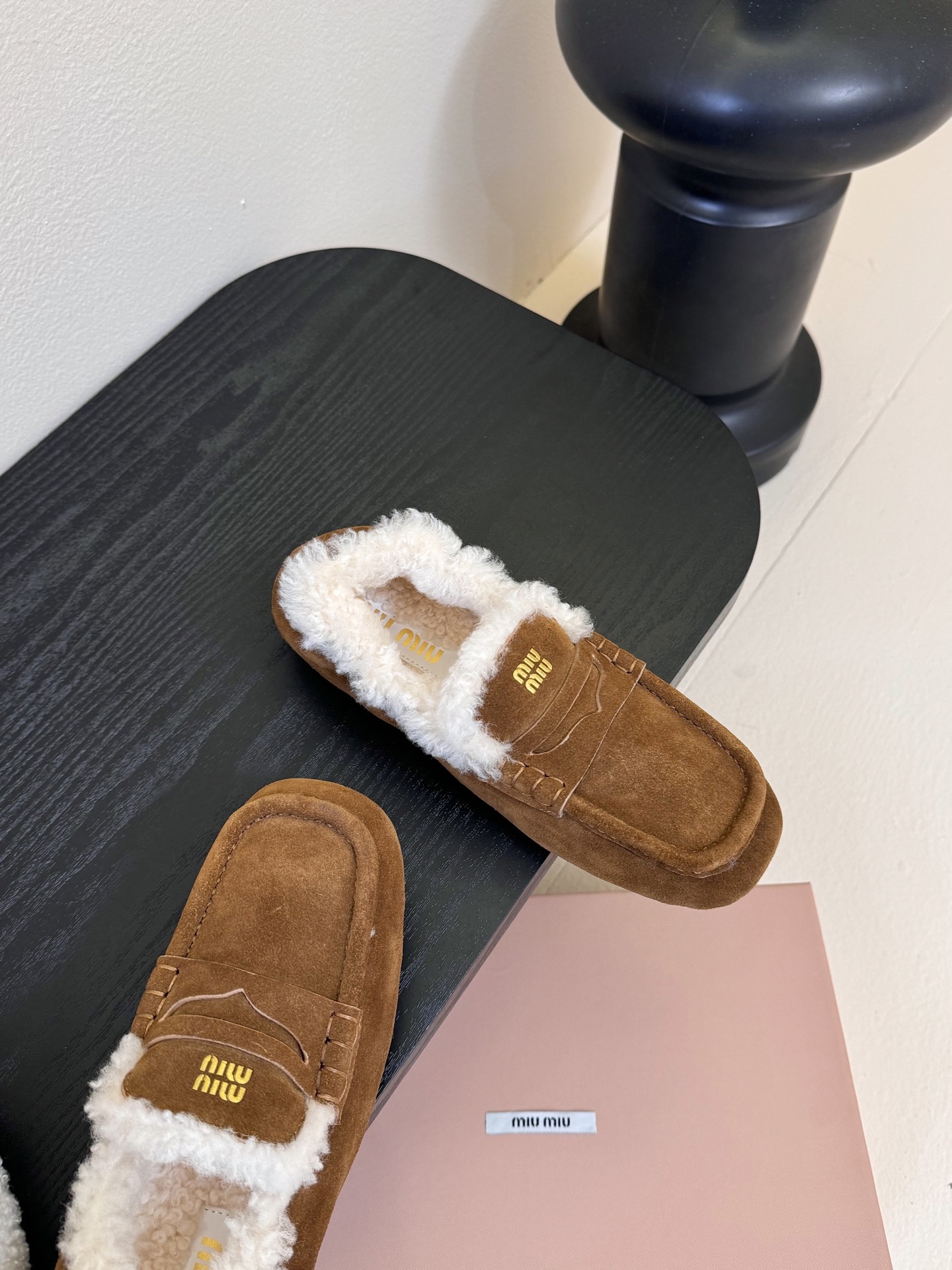  
| ²⁰²5𝐬𝐬 🤍🤎MIUMIU 缪缪中古羊毛系列中性十足！一脚蹬乐福毛里松紧后跟百搭款 怎么穿都