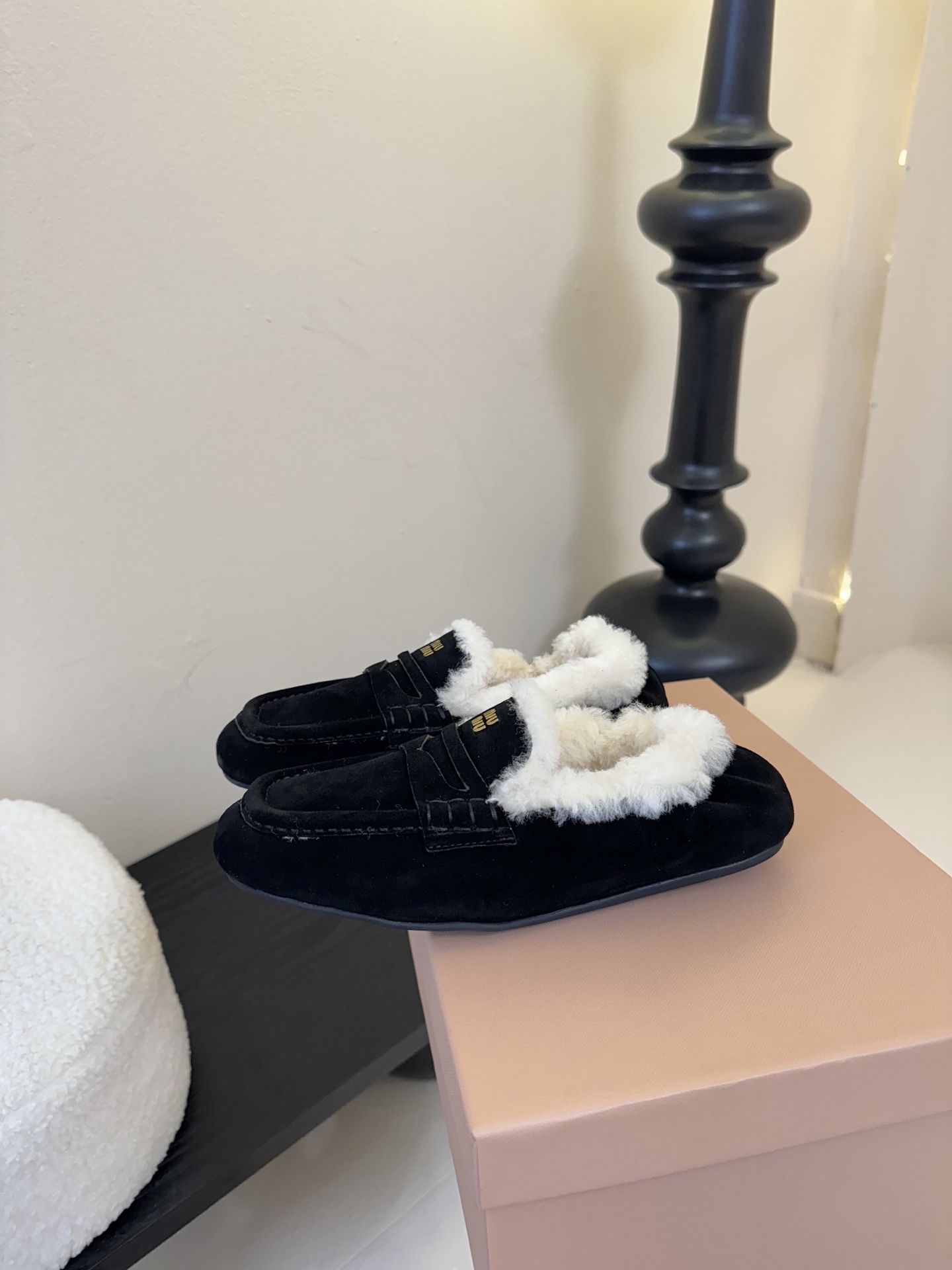  
| ²⁰²5𝐬𝐬 🤍🤎MIUMIU 缪缪中古羊毛系列中性十足！一脚蹬乐福毛里松紧后跟百搭款 怎么穿都
