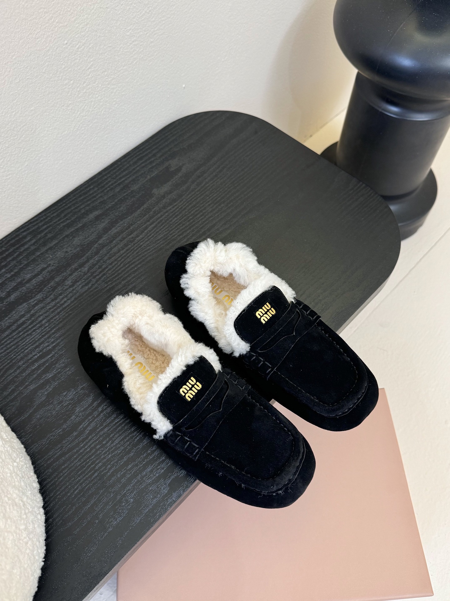  
| ²⁰²5𝐬𝐬 🤍🤎MIUMIU 缪缪中古羊毛系列中性十足！一脚蹬乐福毛里松紧后跟百搭款 怎么穿都