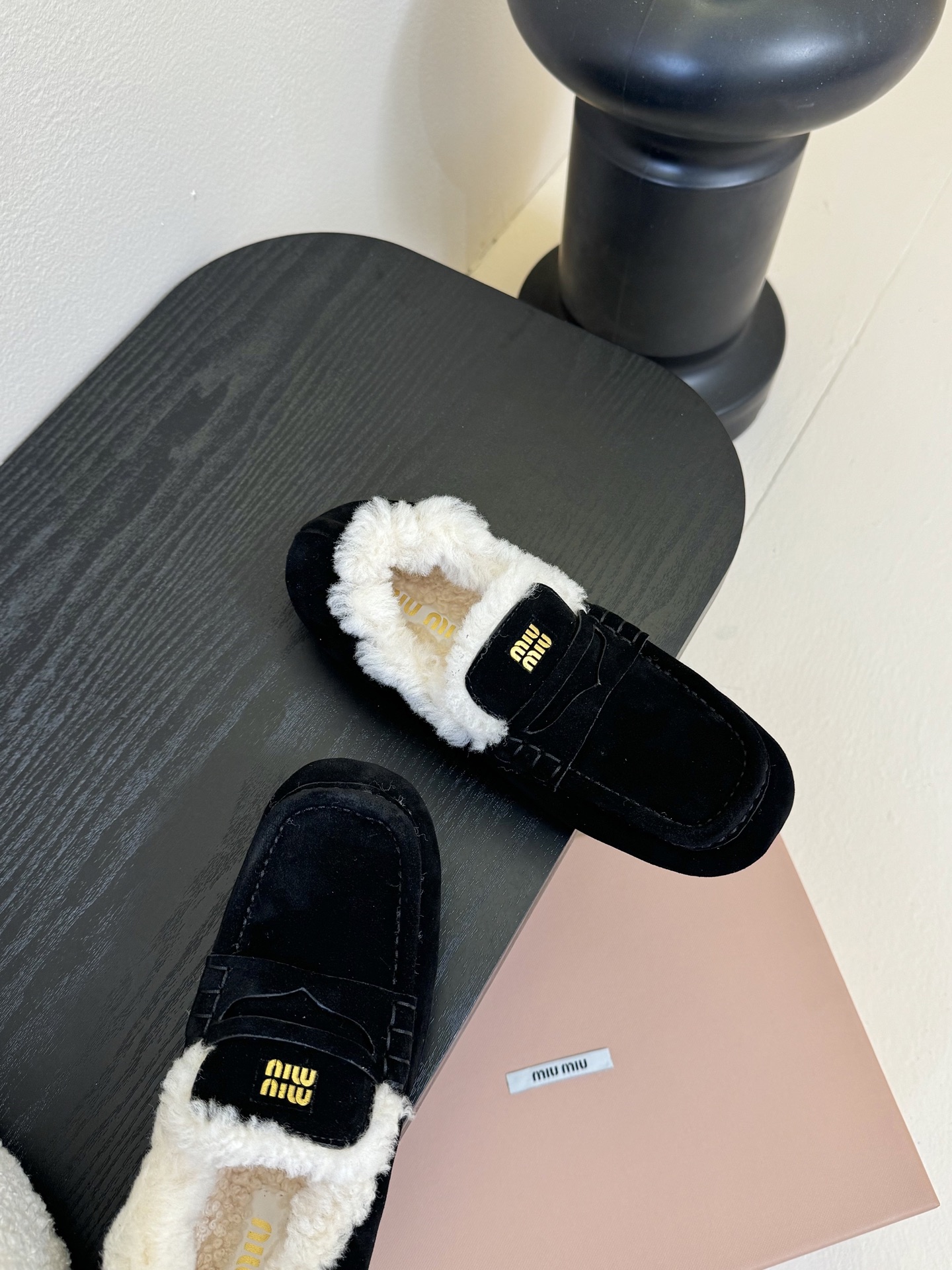  
| ²⁰²5𝐬𝐬 🤍🤎MIUMIU 缪缪中古羊毛系列中性十足！一脚蹬乐福毛里松紧后跟百搭款 怎么穿都