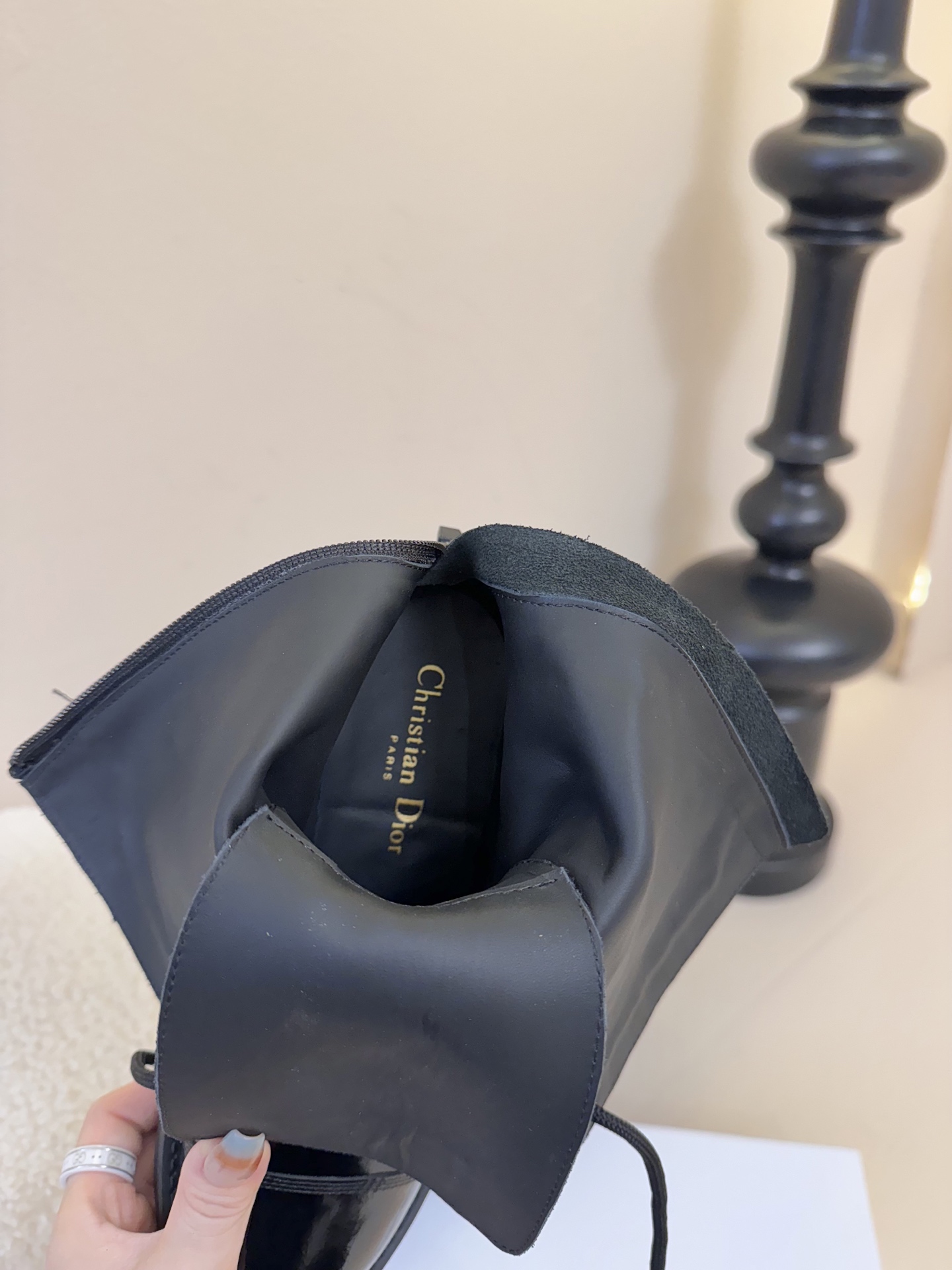 
 Dior 迪奥 CD 2025秋冬短靴
Miss Dior 迪奥 CD2025秋冬最新色高定海报款D