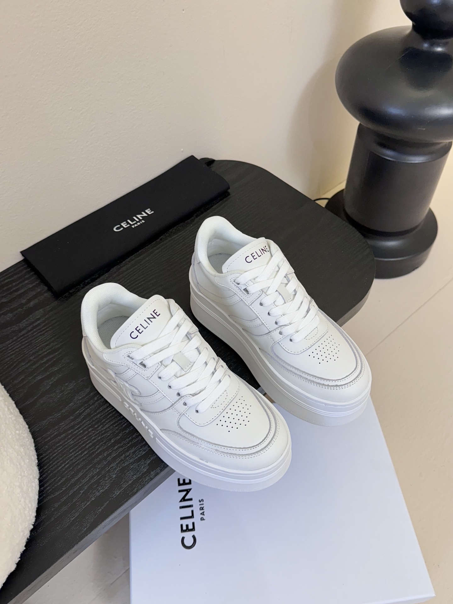 厚底
CELINE思琳赛琳CELINE RUNNER CR-03运动鞋👟鞋舌和鞋后帮饰有CELINE标志