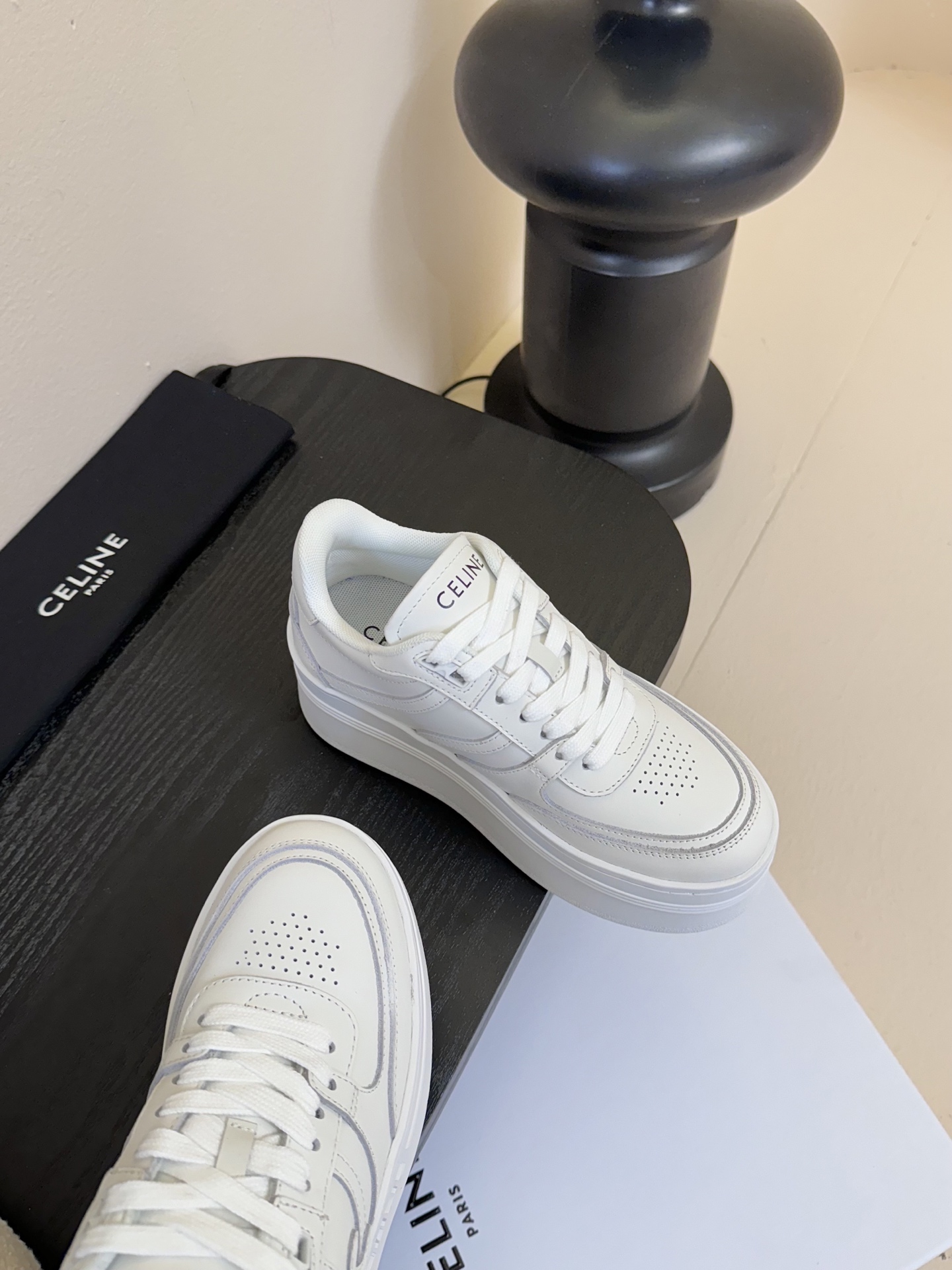 厚底
CELINE思琳赛琳CELINE RUNNER CR-03运动鞋👟鞋舌和鞋后帮饰有CELINE标志