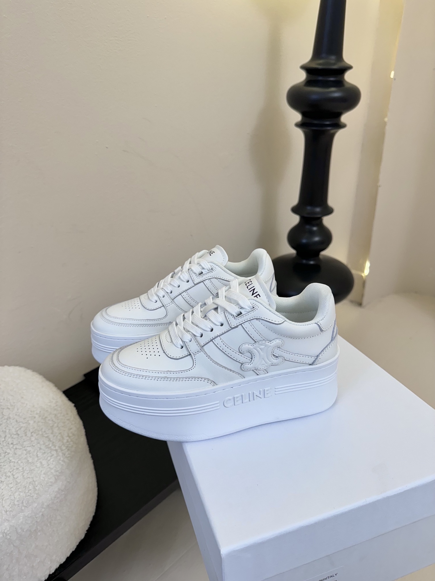 厚底
CELINE思琳赛琳CELINE RUNNER CR-03运动鞋👟鞋舌和鞋后帮饰有CELINE标志