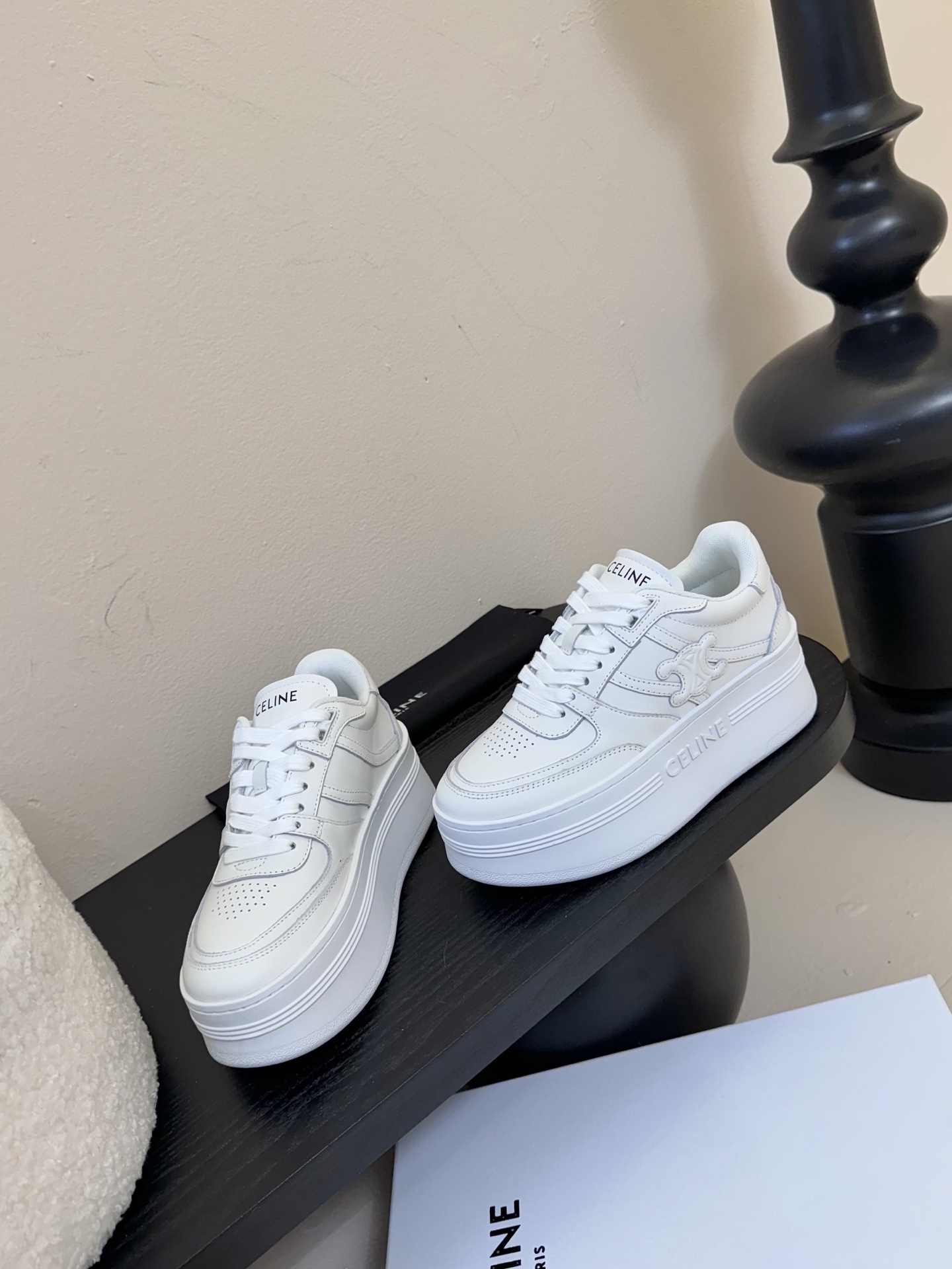 厚底
CELINE思琳赛琳CELINE RUNNER CR-03运动鞋👟鞋舌和鞋后帮饰有CELINE标志