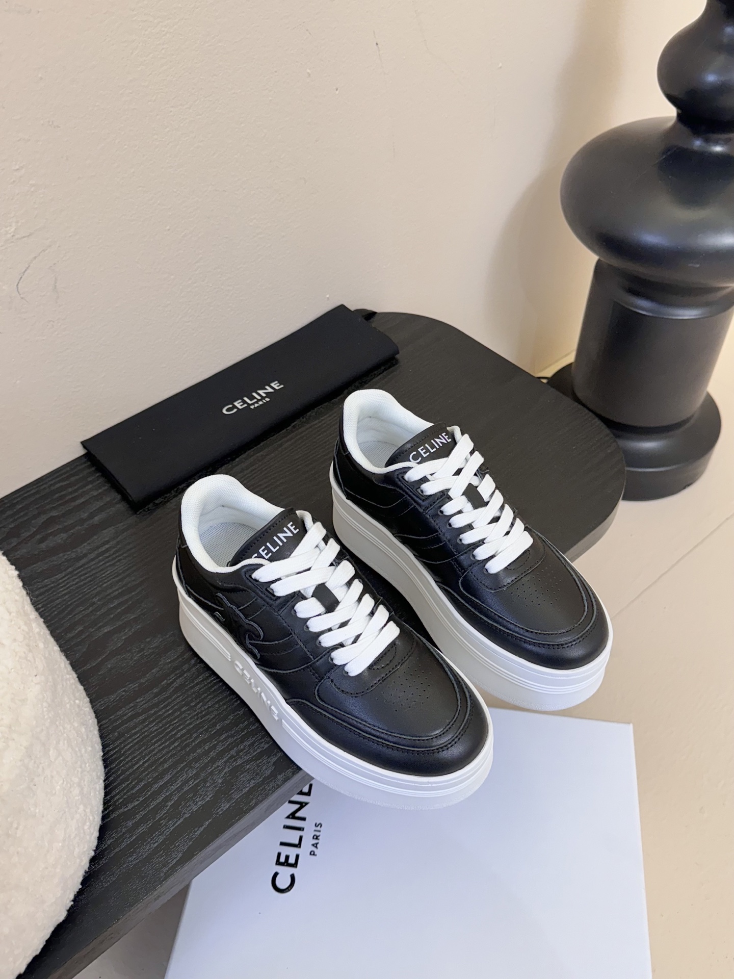 厚底
CELINE思琳赛琳CELINE RUNNER CR-03运动鞋👟鞋舌和鞋后帮饰有CELINE标志