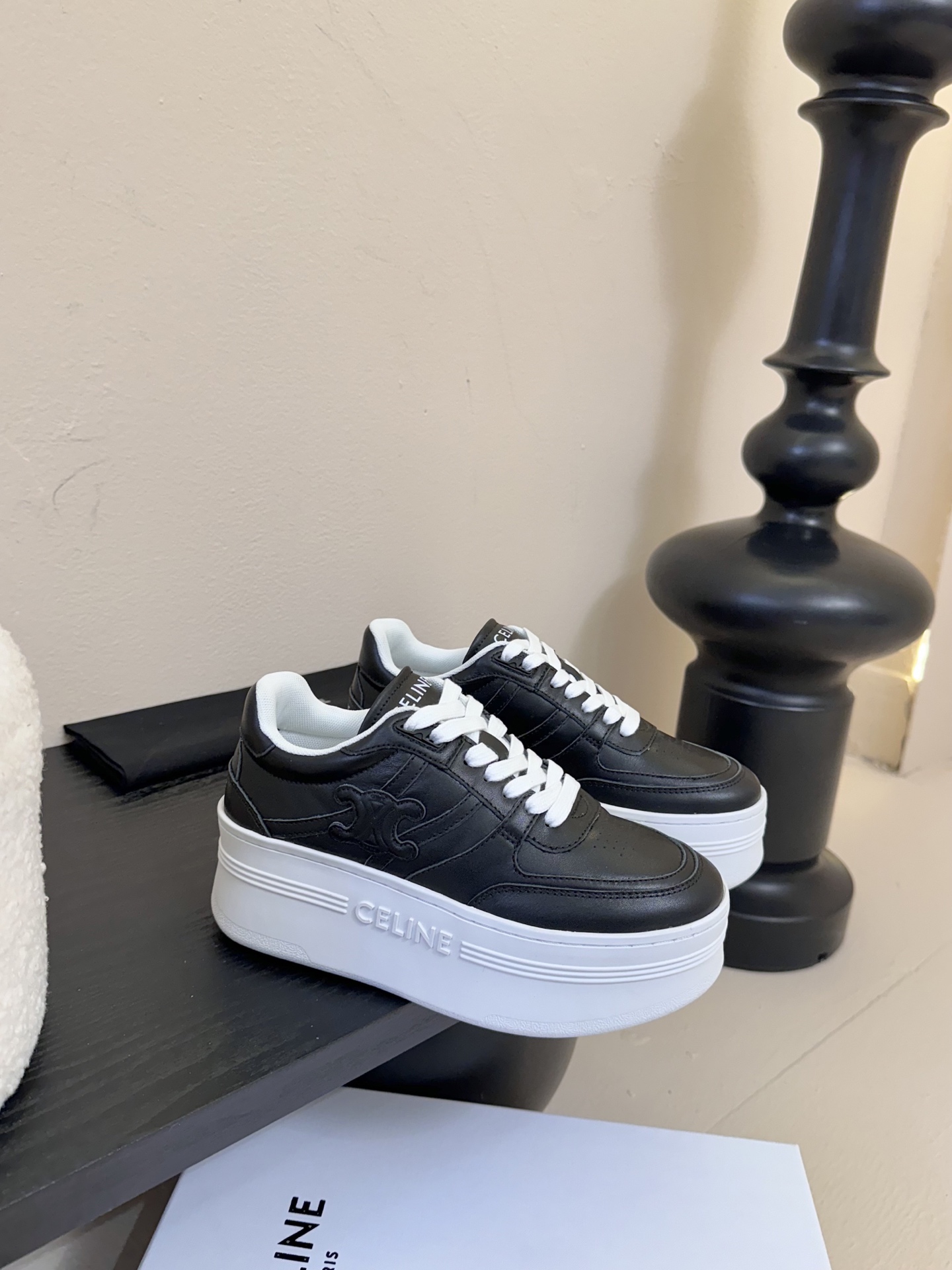 厚底
CELINE思琳赛琳CELINE RUNNER CR-03运动鞋👟鞋舌和鞋后帮饰有CELINE标志