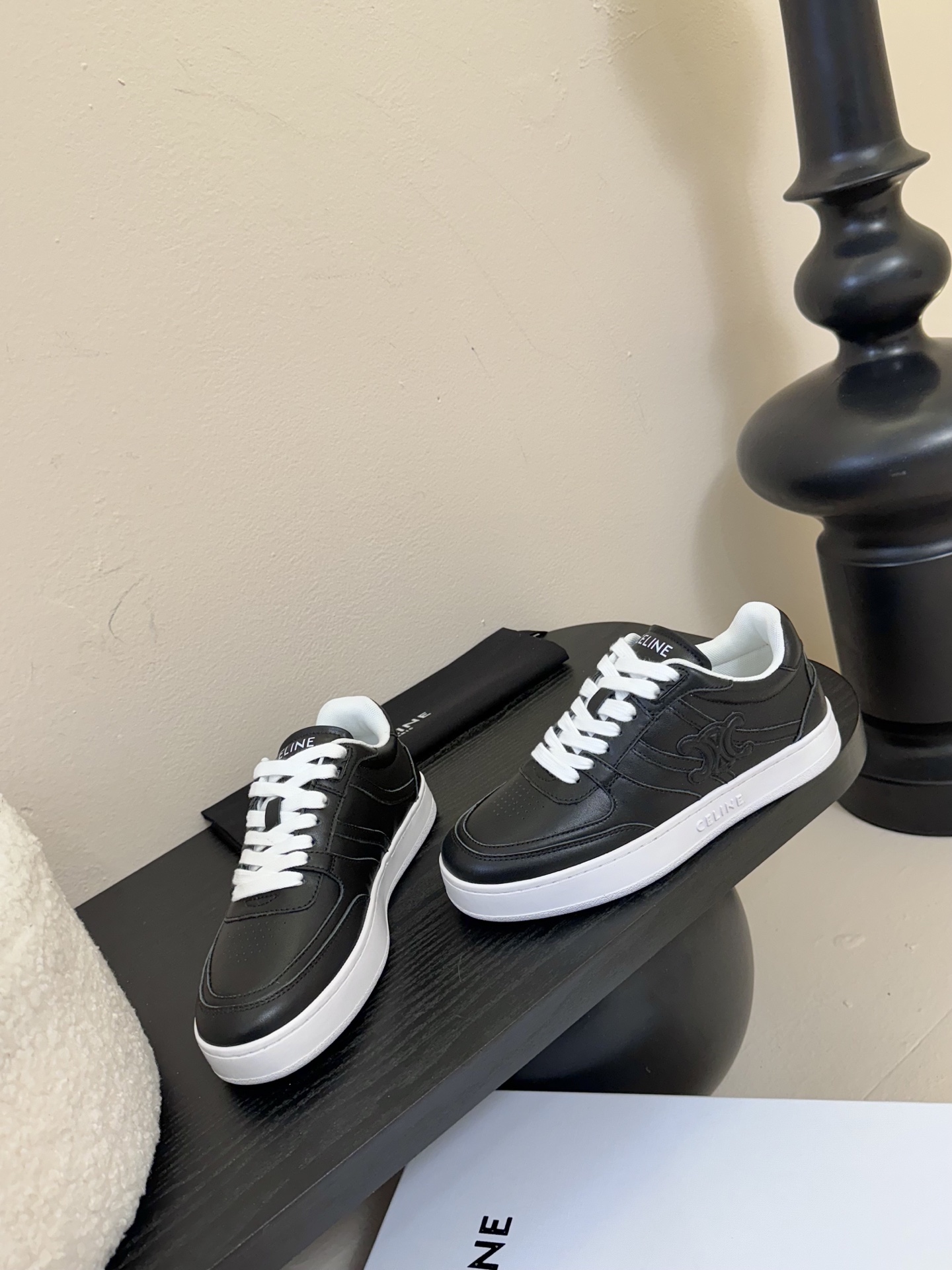 薄底
CELINE思琳赛琳CELINE RUNNER CR-03运动鞋👟鞋舌和鞋后帮饰有CELINE标志