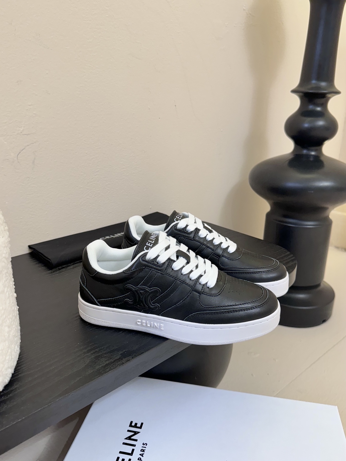 薄底
CELINE思琳赛琳CELINE RUNNER CR-03运动鞋👟鞋舌和鞋后帮饰有CELINE标志