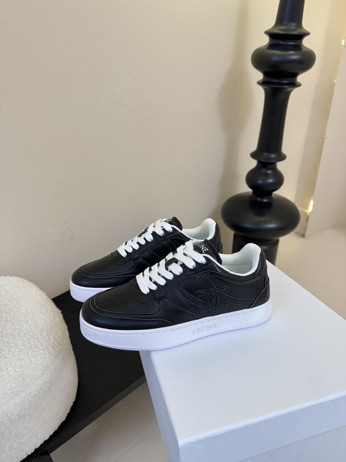 薄底
CELINE思琳赛琳CELINE RUNNER CR-03运动鞋👟鞋舌和鞋后帮饰有CELINE标志