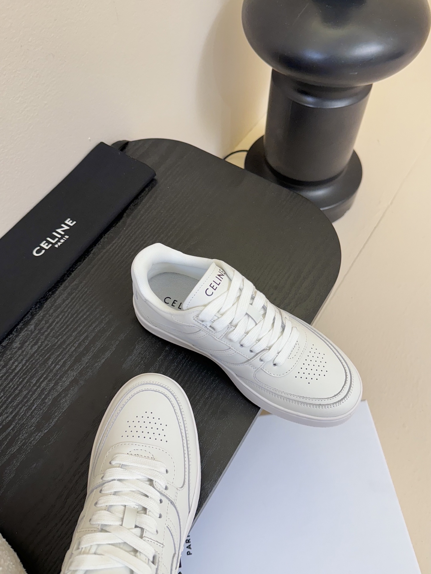 薄底
CELINE思琳赛琳CELINE RUNNER CR-03运动鞋👟鞋舌和鞋后帮饰有CELINE标志