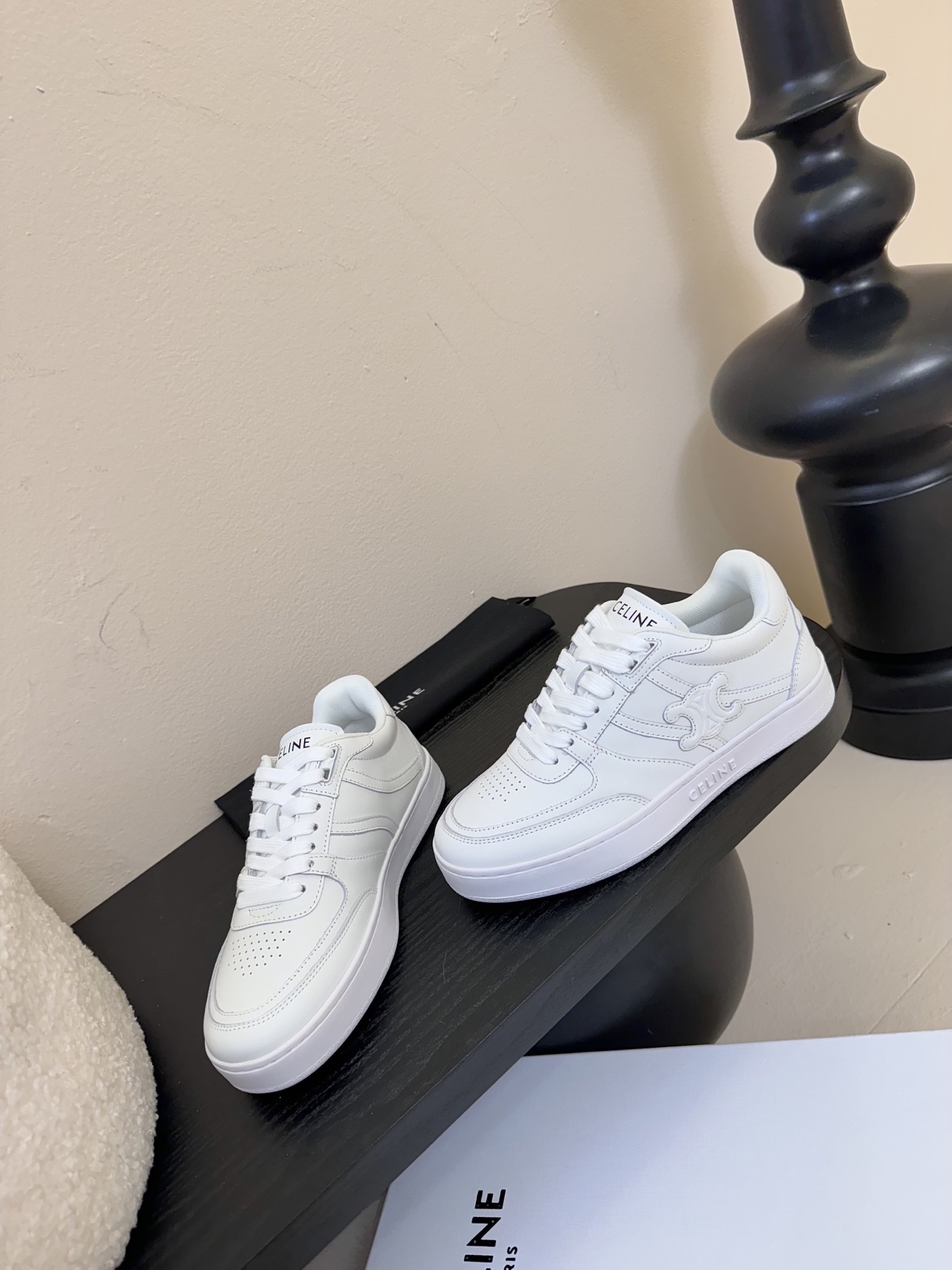 薄底
CELINE思琳赛琳CELINE RUNNER CR-03运动鞋👟鞋舌和鞋后帮饰有CELINE标志