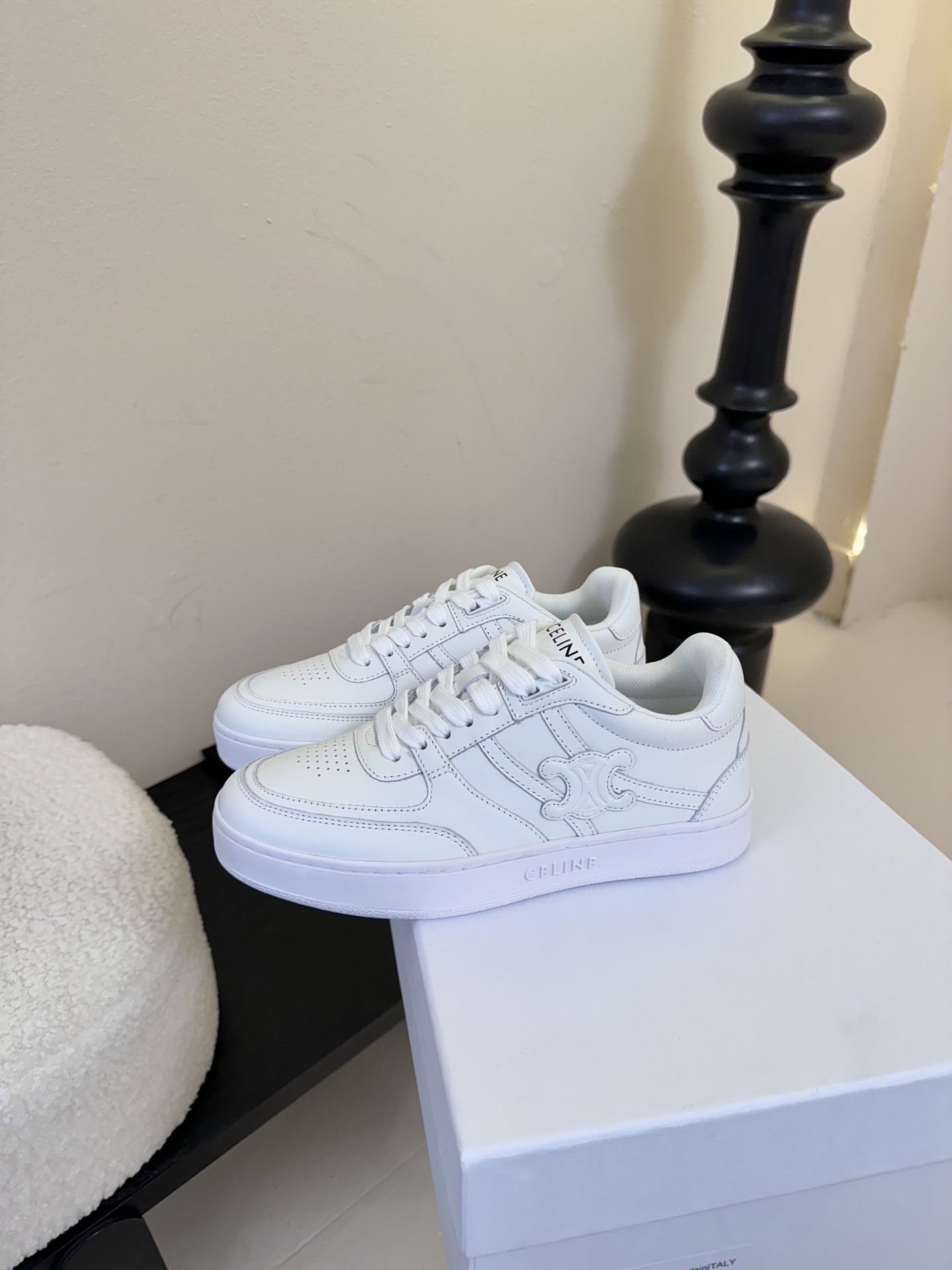 薄底
CELINE思琳赛琳CELINE RUNNER CR-03运动鞋👟鞋舌和鞋后帮饰有CELINE标志
