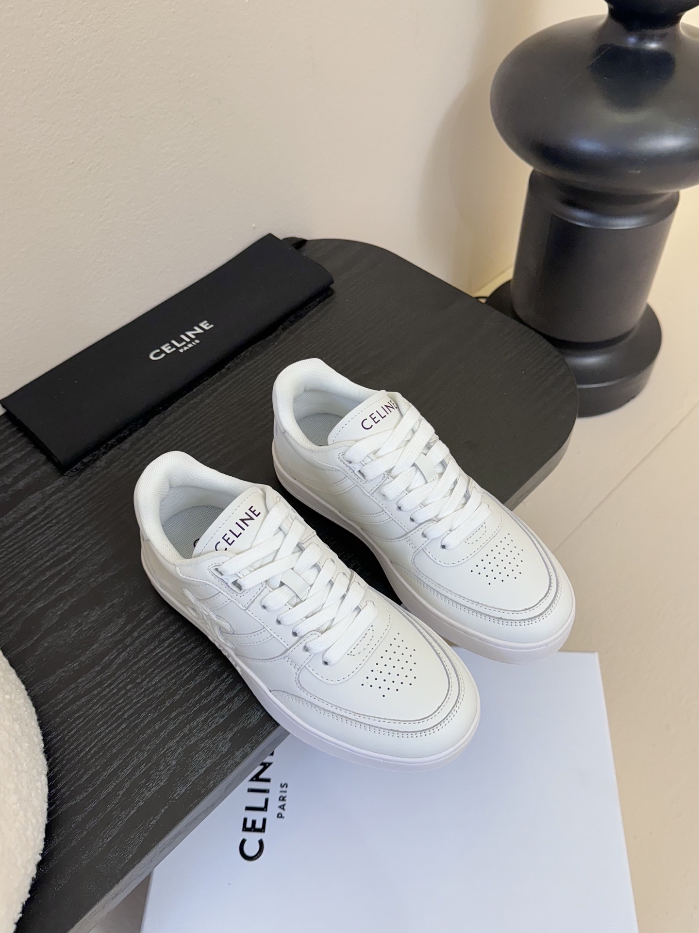 薄底
CELINE思琳赛琳CELINE RUNNER CR-03运动鞋👟鞋舌和鞋后帮饰有CELINE标志