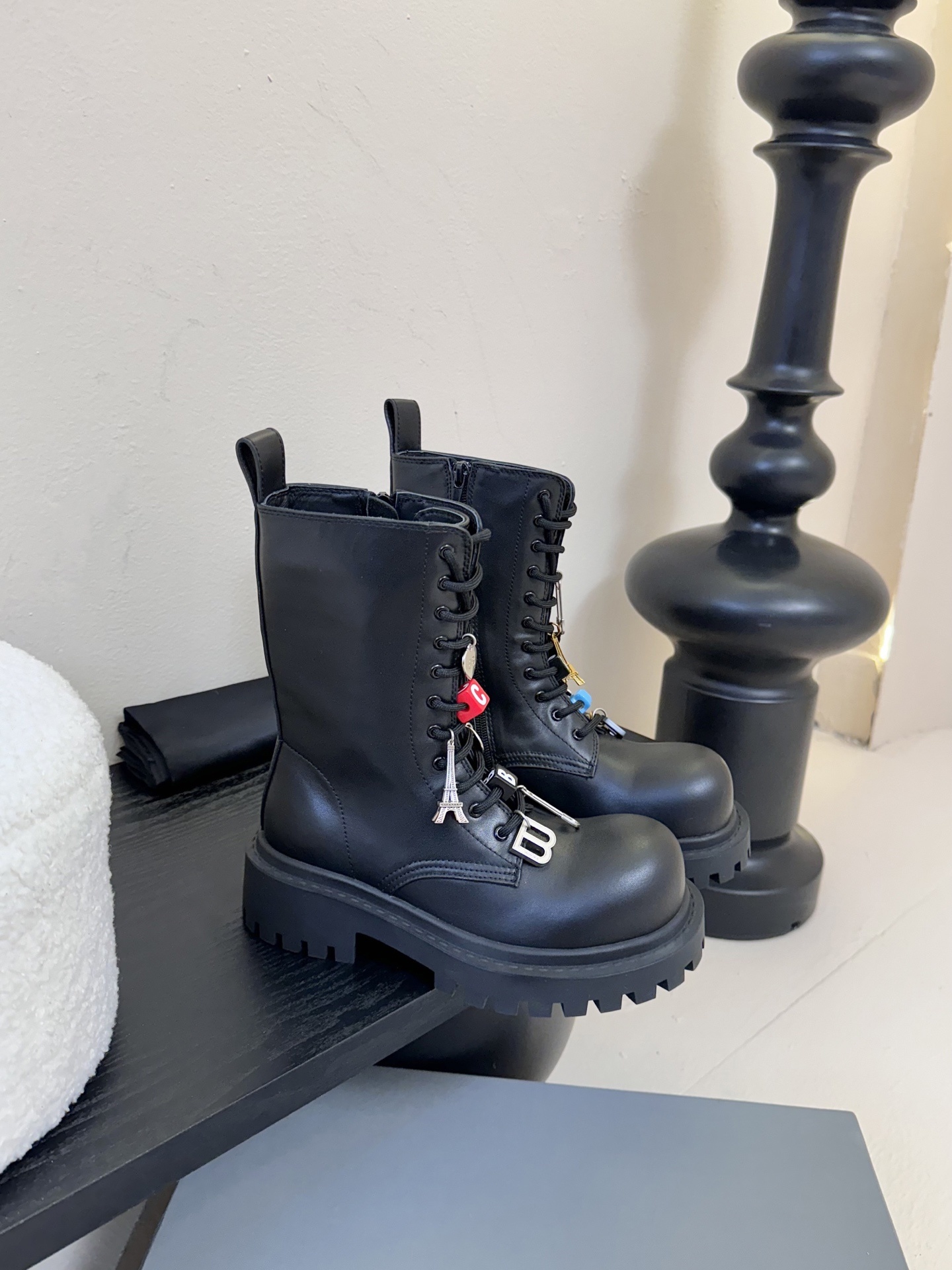 【BALENCIAGA】Hummer Lace-up Bootie2025秋冬的系带马丁靴
以其独特的