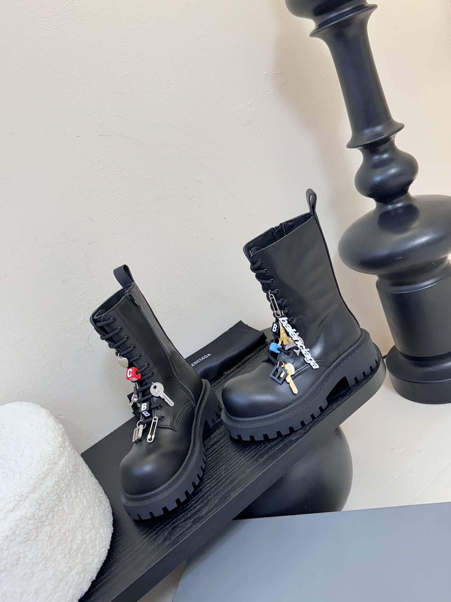 【BALENCIAGA】Hummer Lace-up Bootie2025秋冬的系带马丁靴
以其独特的