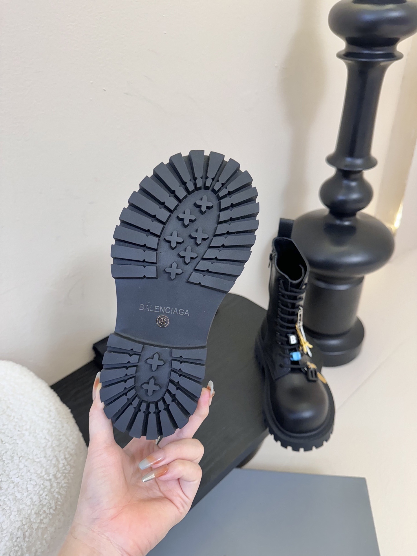 【BALENCIAGA】Hummer Lace-up Bootie2025秋冬的系带马丁靴
以其独特的
