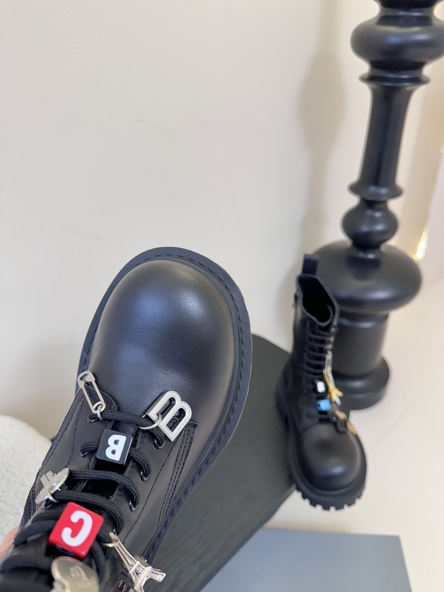 【BALENCIAGA】Hummer Lace-up Bootie2025秋冬的系带马丁靴
以其独特的