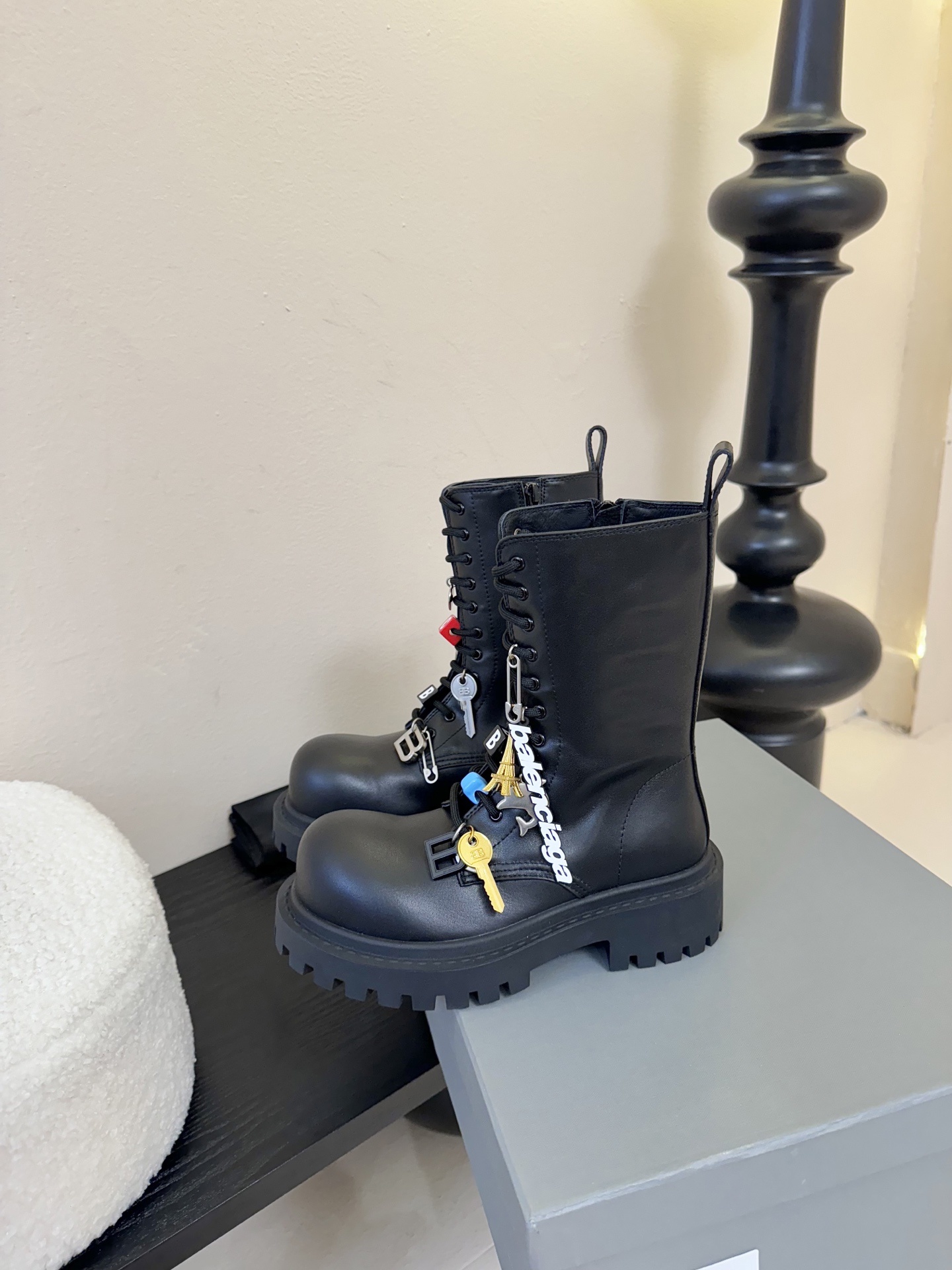 【BALENCIAGA】Hummer Lace-up Bootie2025秋冬的系带马丁靴
以其独特的