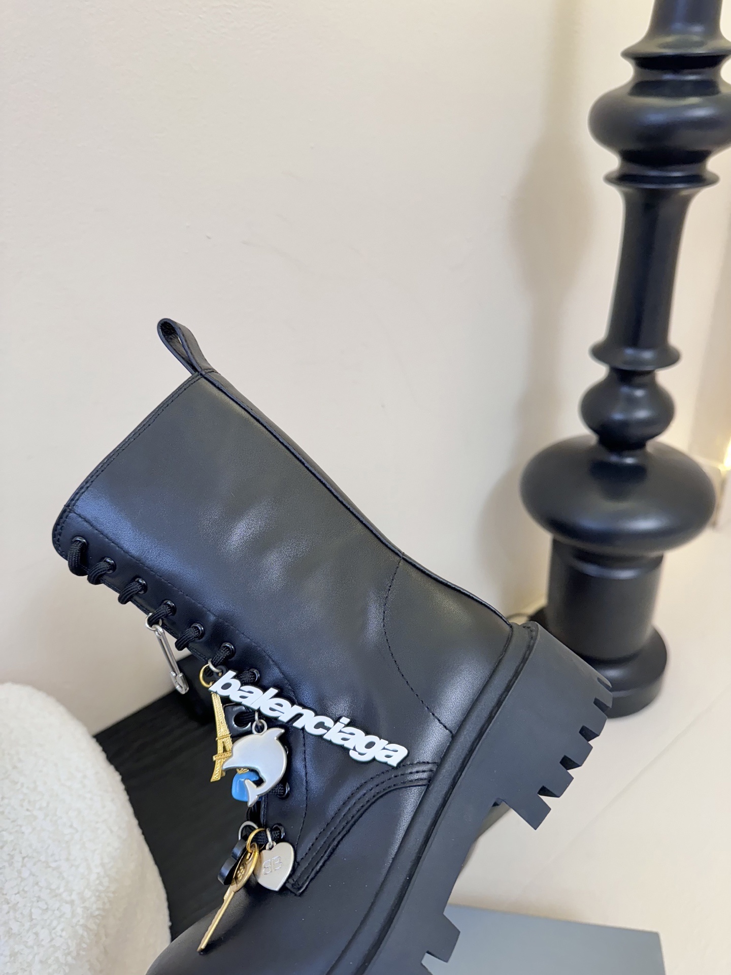 【BALENCIAGA】Hummer Lace-up Bootie2025秋冬的系带马丁靴
以其独特的