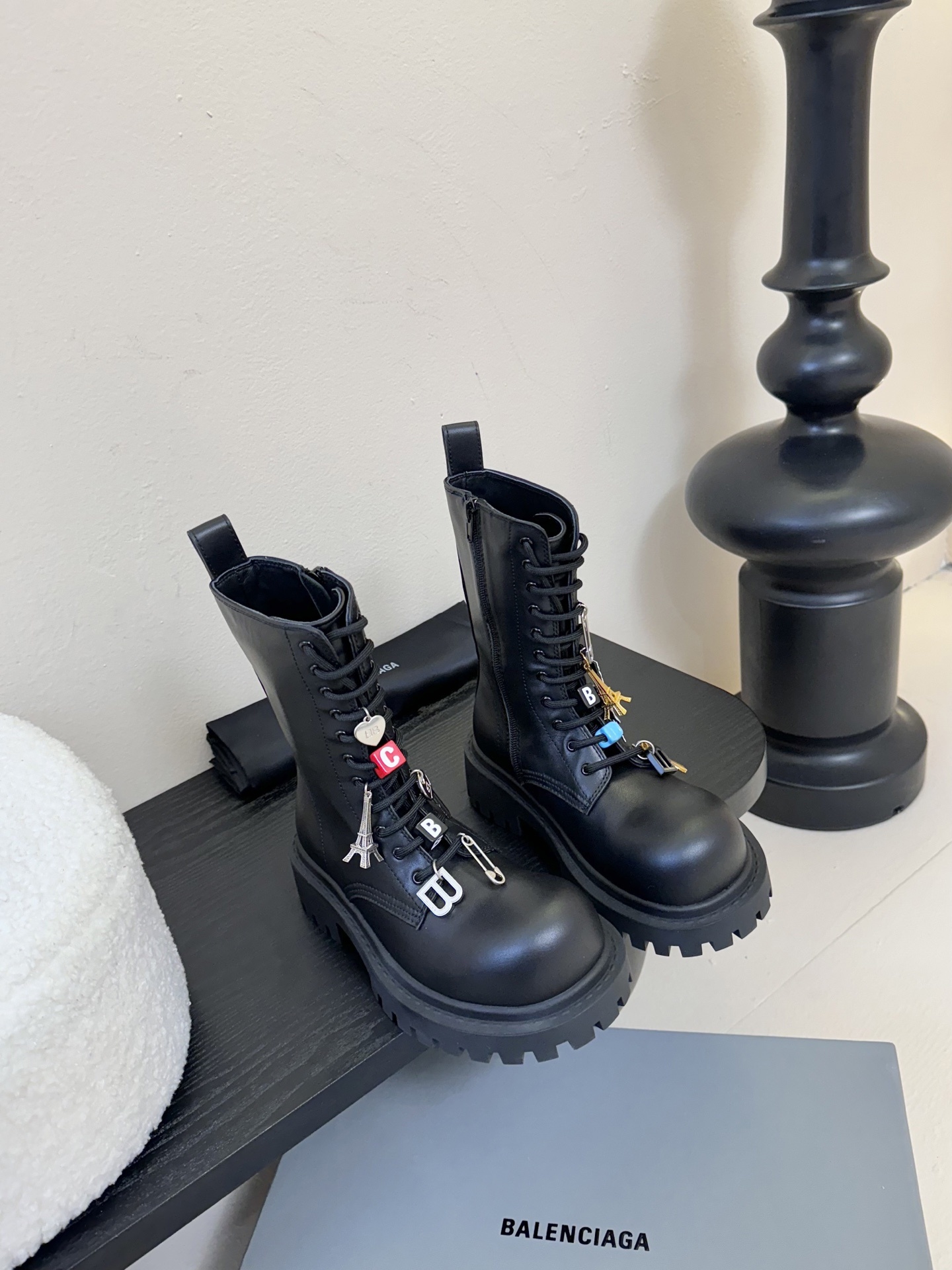 【BALENCIAGA】Hummer Lace-up Bootie2025秋冬的系带马丁靴
以其独特的