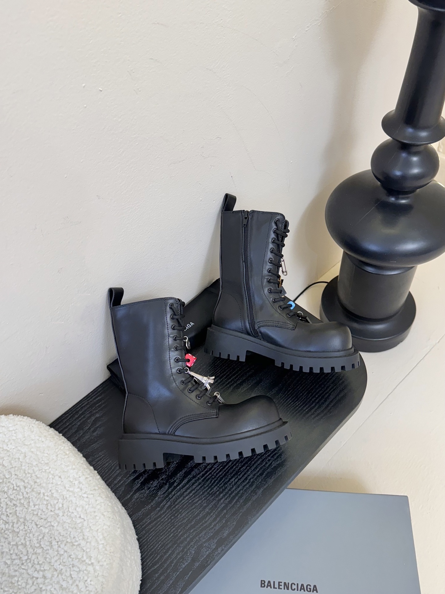 【BALENCIAGA】Hummer Lace-up Bootie2025秋冬的系带马丁靴
以其独特的