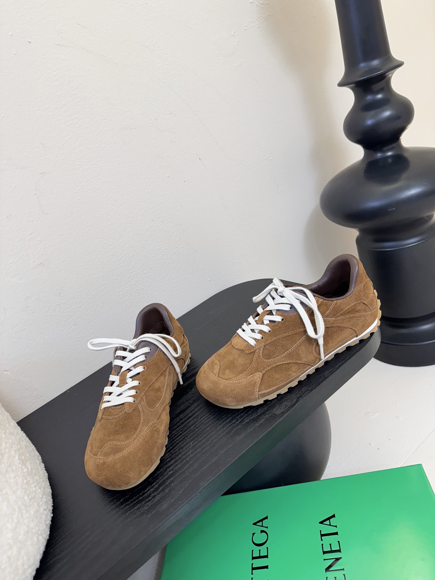 Bottega Veneta火爆新款运动鞋休闲鞋徳训鞋 BV 90年代复古风格为灵感，鞋面选用反绒皮面料