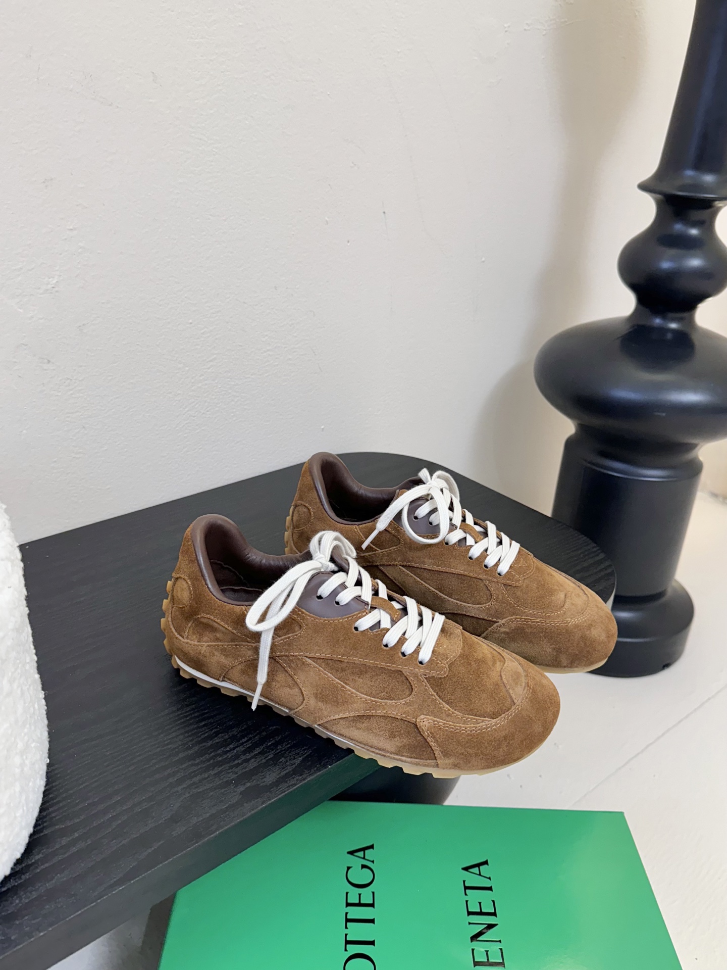 Bottega Veneta火爆新款运动鞋休闲鞋徳训鞋 BV 90年代复古风格为灵感，鞋面选用反绒皮面料