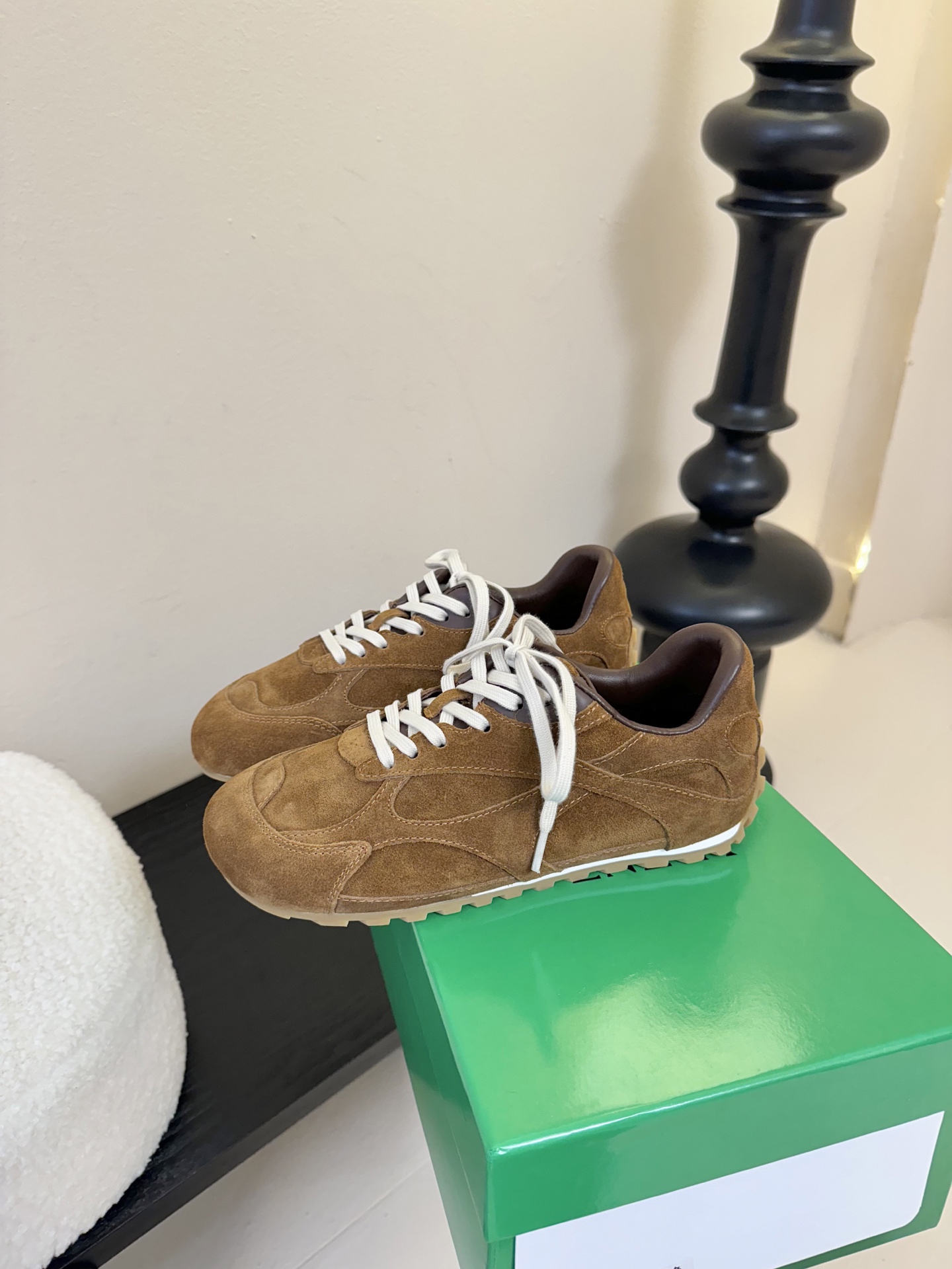 Bottega Veneta火爆新款运动鞋休闲鞋徳训鞋 BV 90年代复古风格为灵感，鞋面选用反绒皮面料