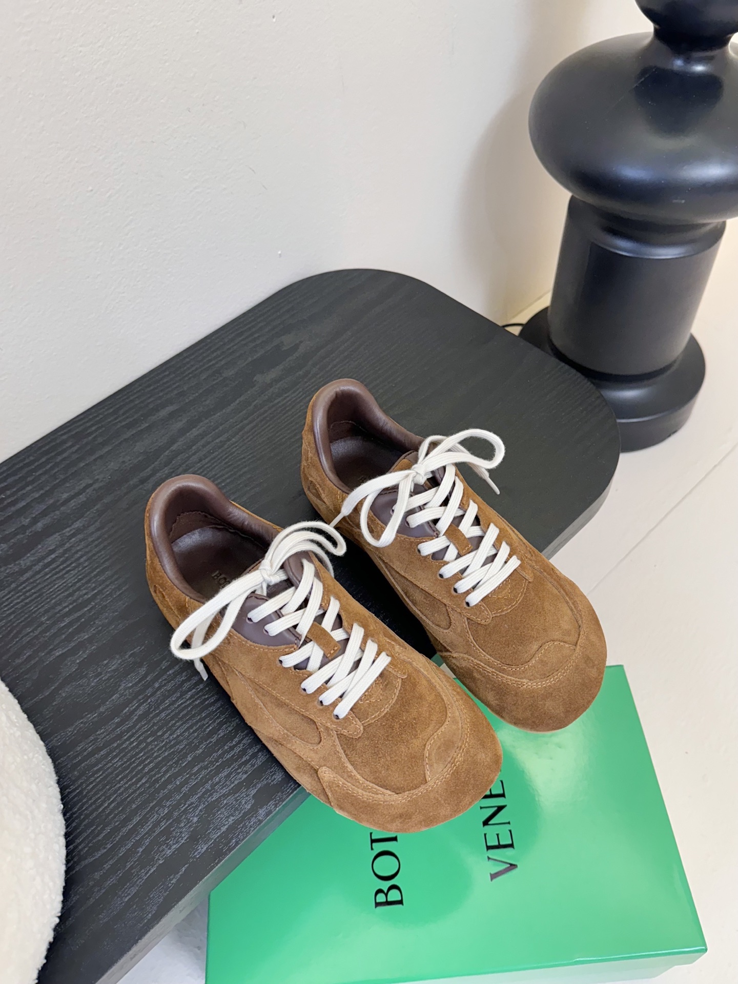 Bottega Veneta火爆新款运动鞋休闲鞋徳训鞋 BV 90年代复古风格为灵感，鞋面选用反绒皮面料