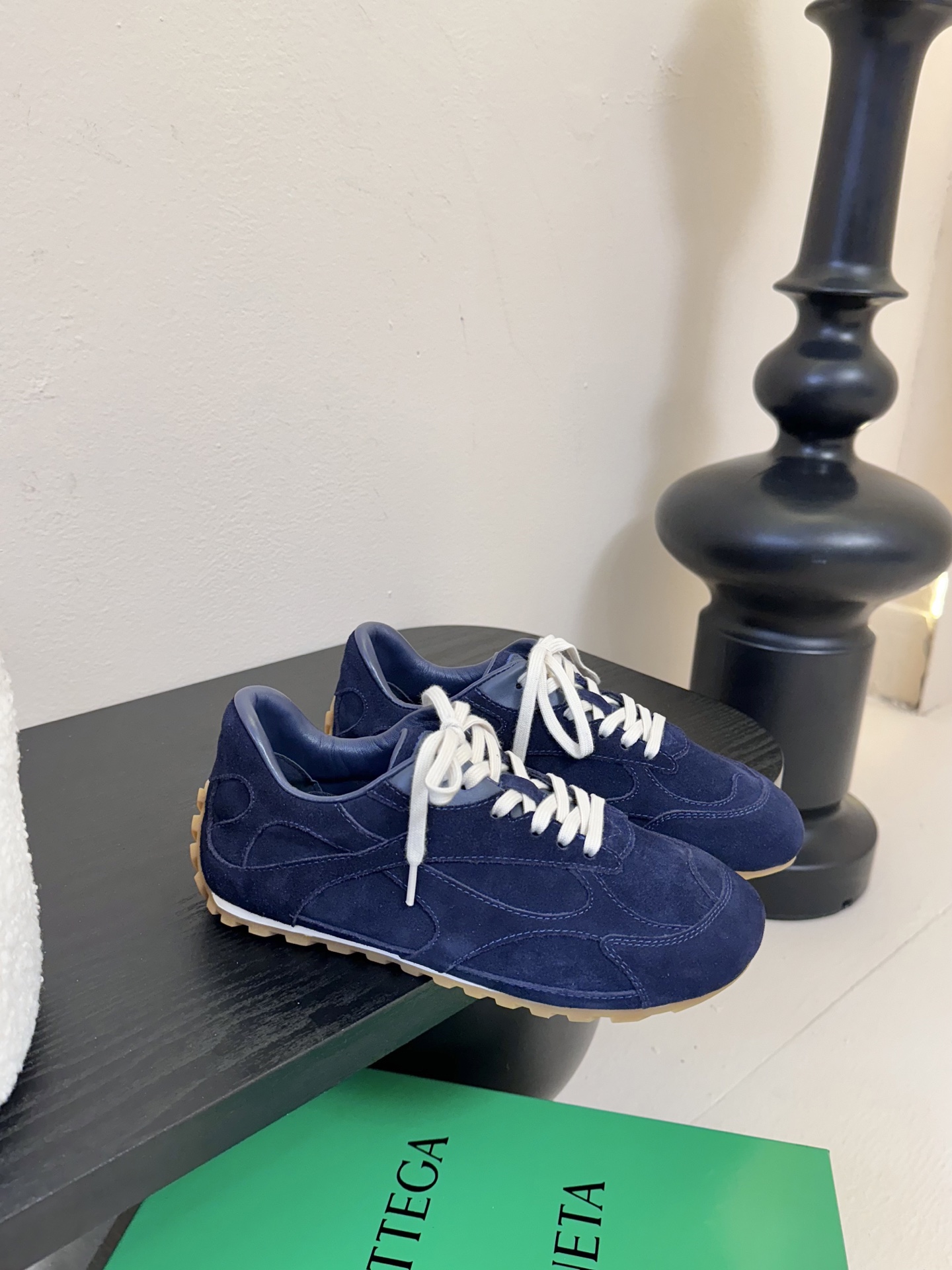 Bottega Veneta火爆新款运动鞋休闲鞋徳训鞋 BV 90年代复古风格为灵感，鞋面选用反绒皮面料