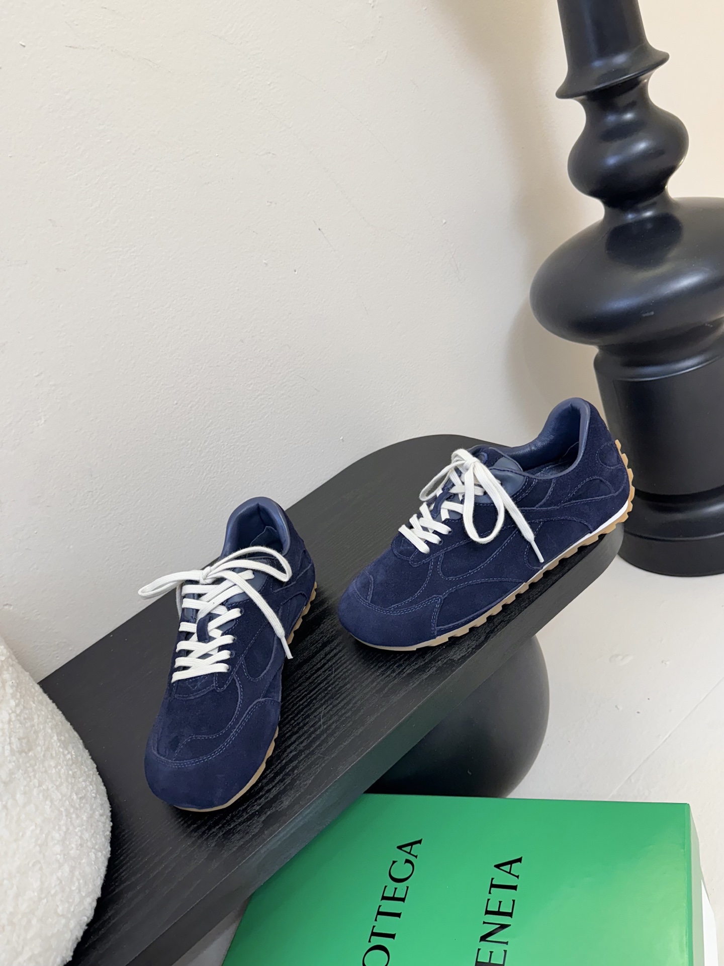 Bottega Veneta火爆新款运动鞋休闲鞋徳训鞋 BV 90年代复古风格为灵感，鞋面选用反绒皮面料