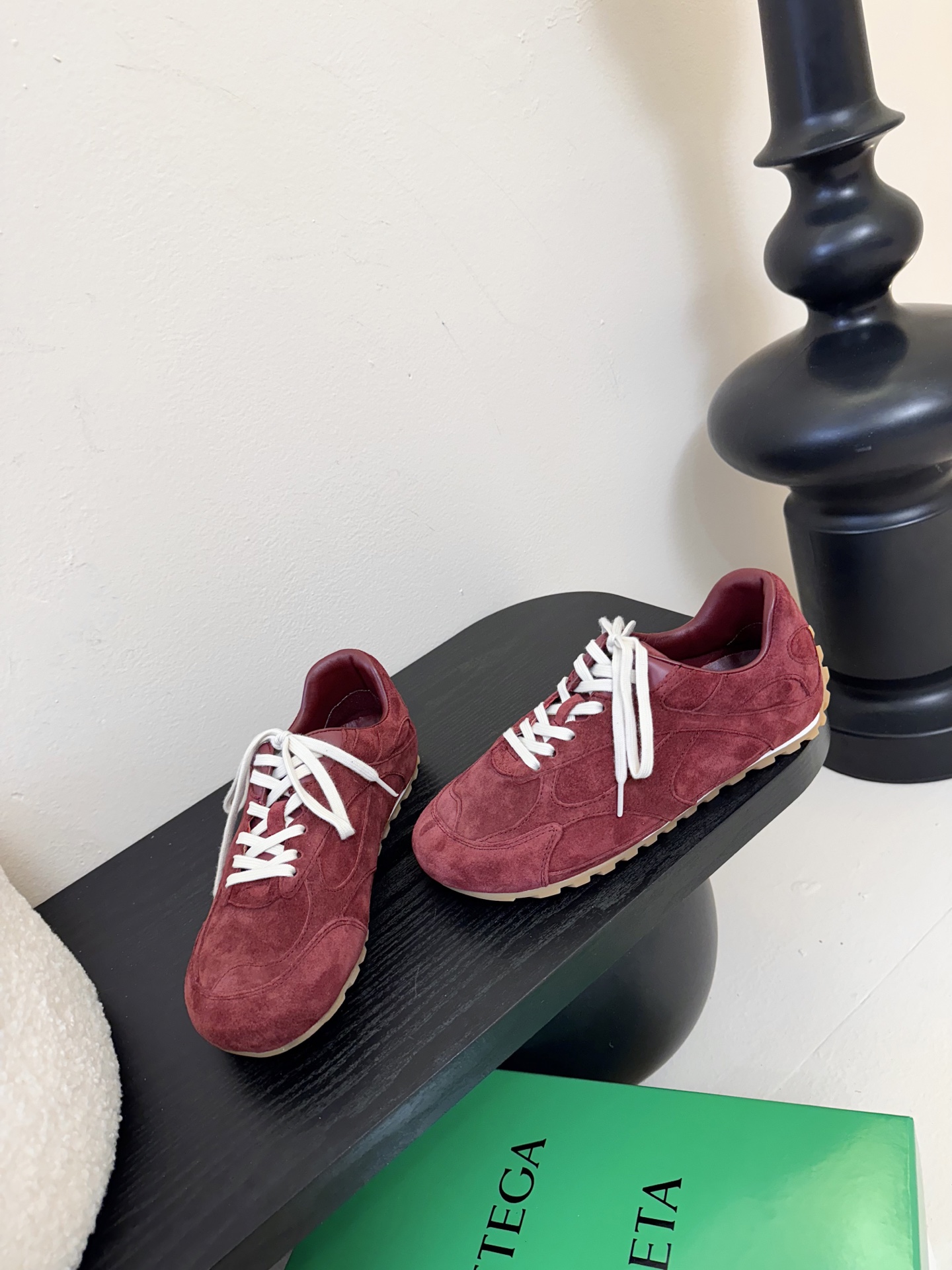Bottega Veneta火爆新款运动鞋休闲鞋徳训鞋 BV 90年代复古风格为灵感，鞋面选用反绒皮面料
