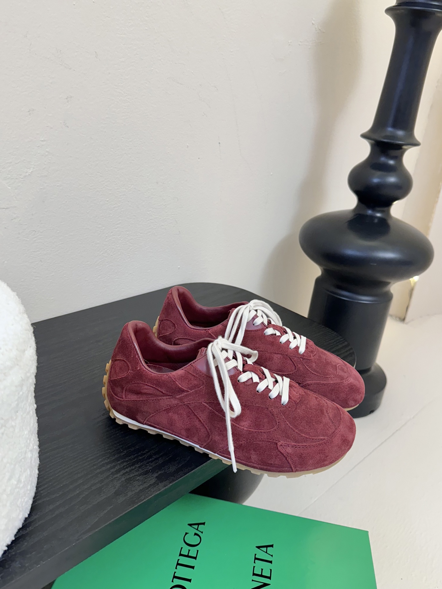 Bottega Veneta火爆新款运动鞋休闲鞋徳训鞋 BV 90年代复古风格为灵感，鞋面选用反绒皮面料