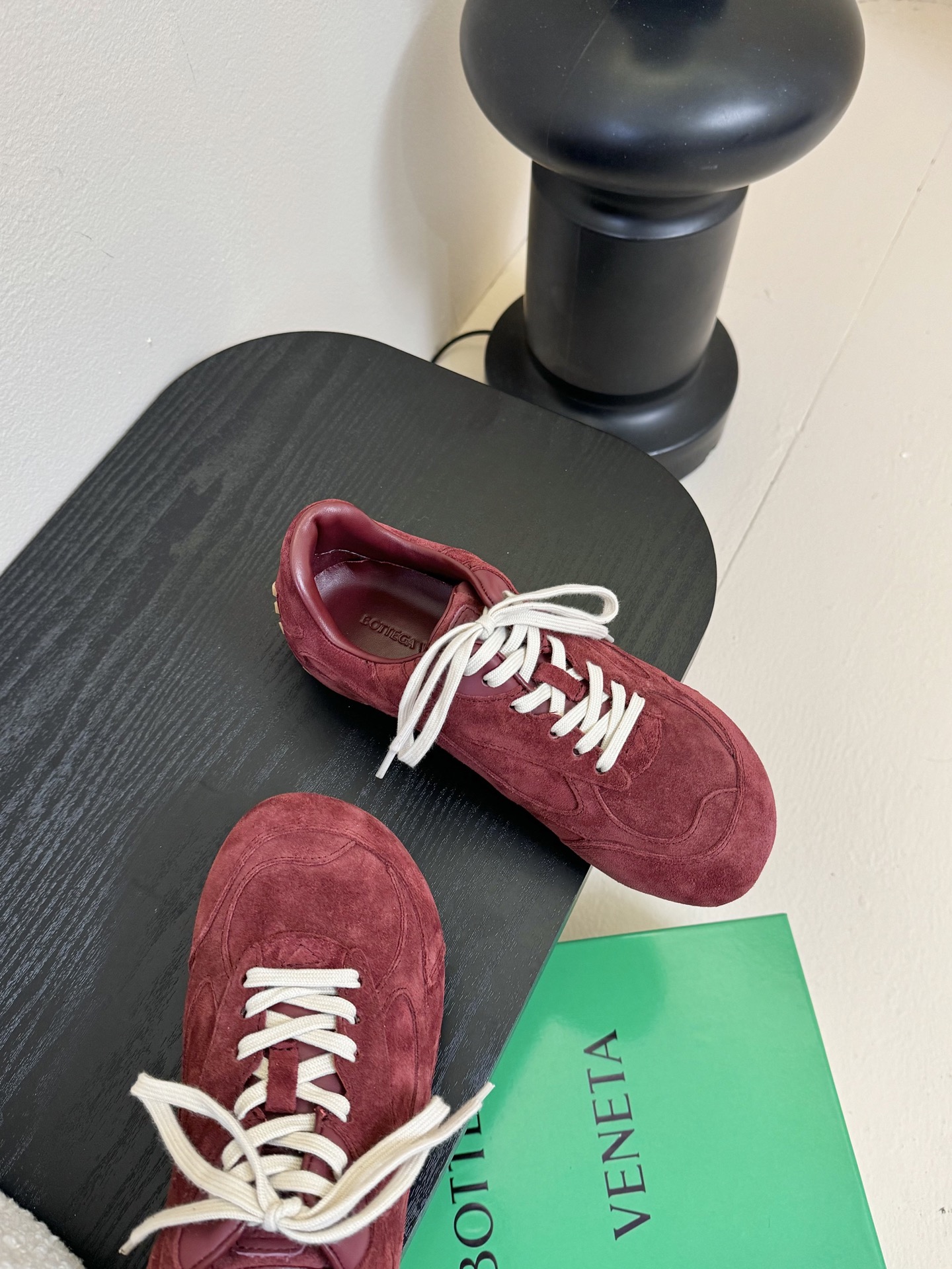 Bottega Veneta火爆新款运动鞋休闲鞋徳训鞋 BV 90年代复古风格为灵感，鞋面选用反绒皮面料