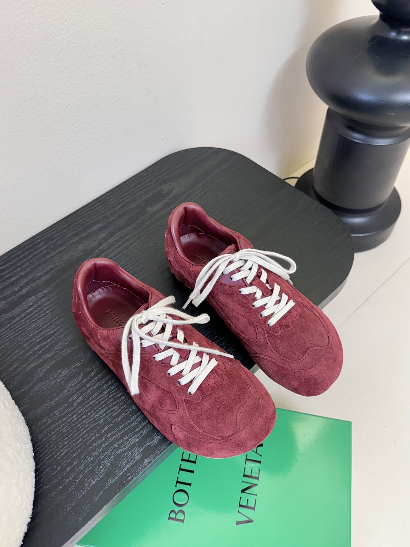Bottega Veneta火爆新款运动鞋休闲鞋徳训鞋 BV 90年代复古风格为灵感，鞋面选用反绒皮面料