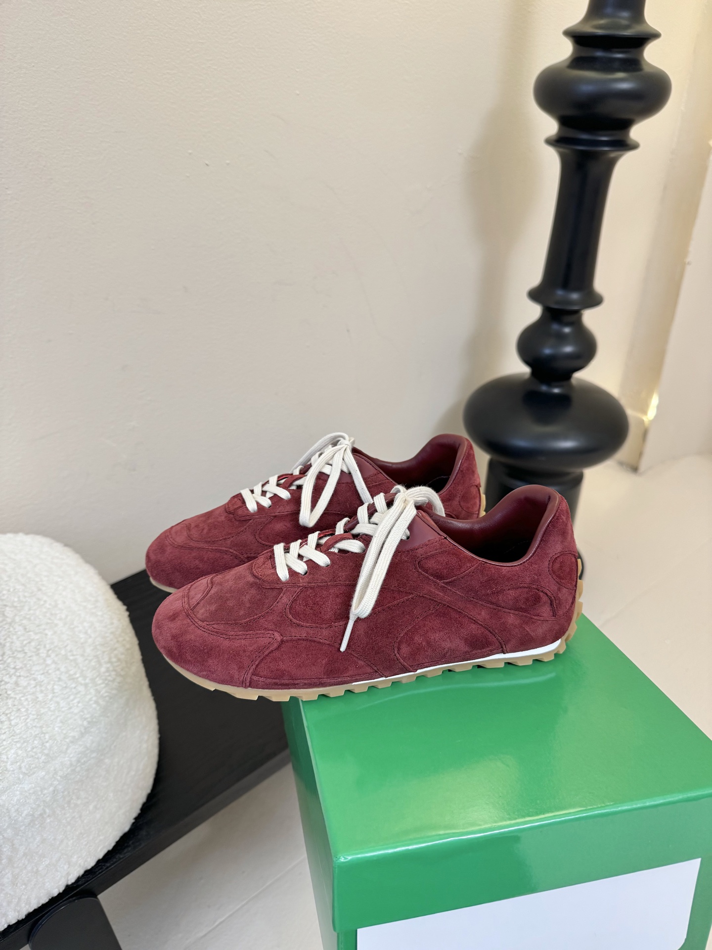 Bottega Veneta火爆新款运动鞋休闲鞋徳训鞋 BV 90年代复古风格为灵感，鞋面选用反绒皮面料