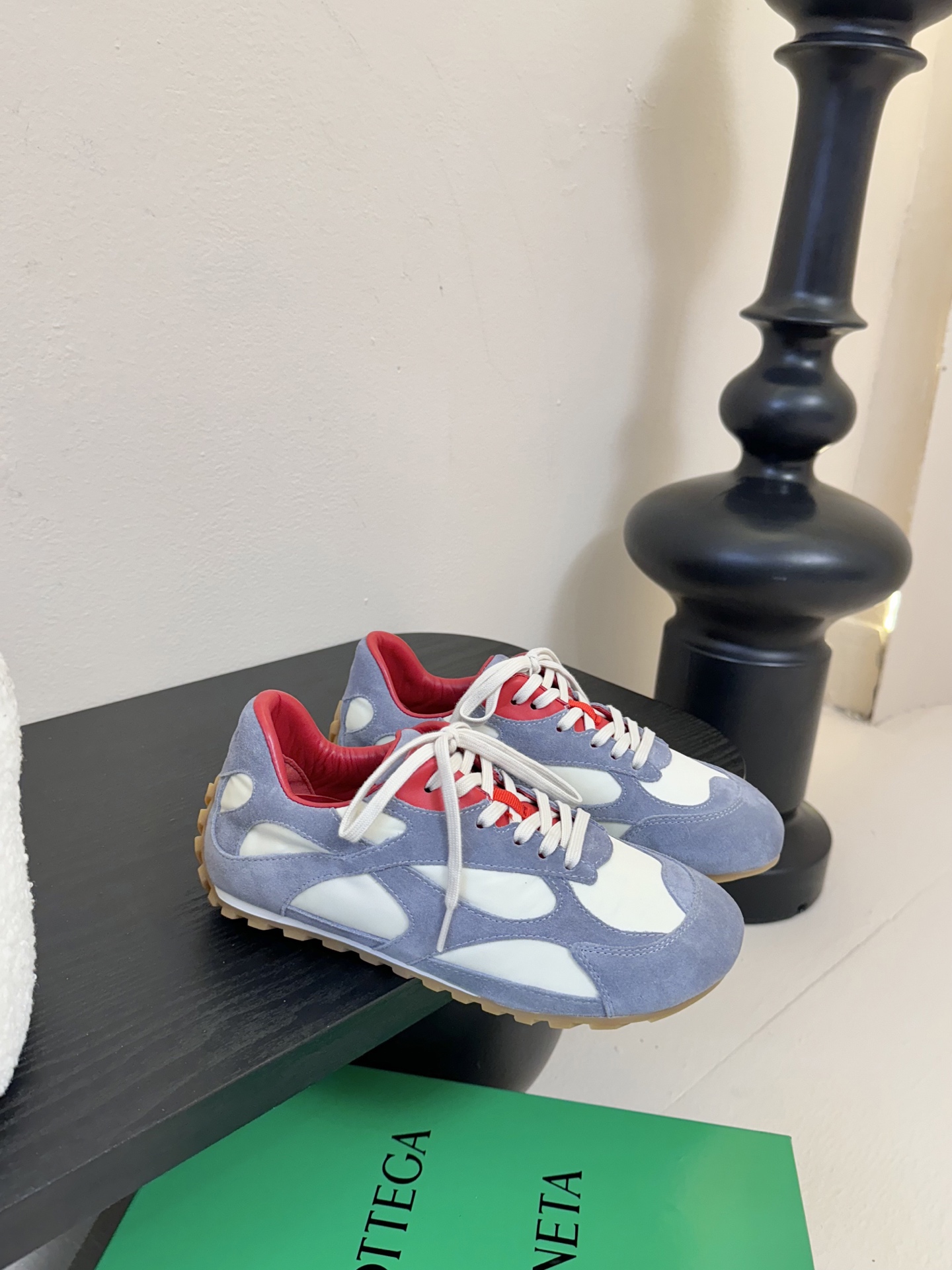 Bottega Veneta火爆新款运动鞋休闲鞋徳训鞋 BV 90年代复古风格为灵感，鞋面选用反绒皮面料