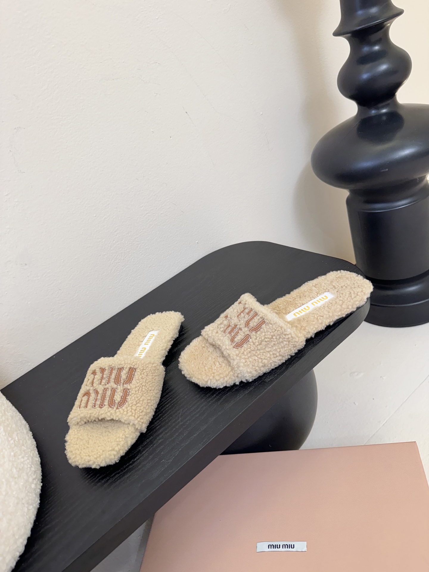 
Miu Miu 25ss 秋冬新品毛拖～ 秋冬新宠 百搭时髦单品！

不管居家还是外穿都是品味的象征性