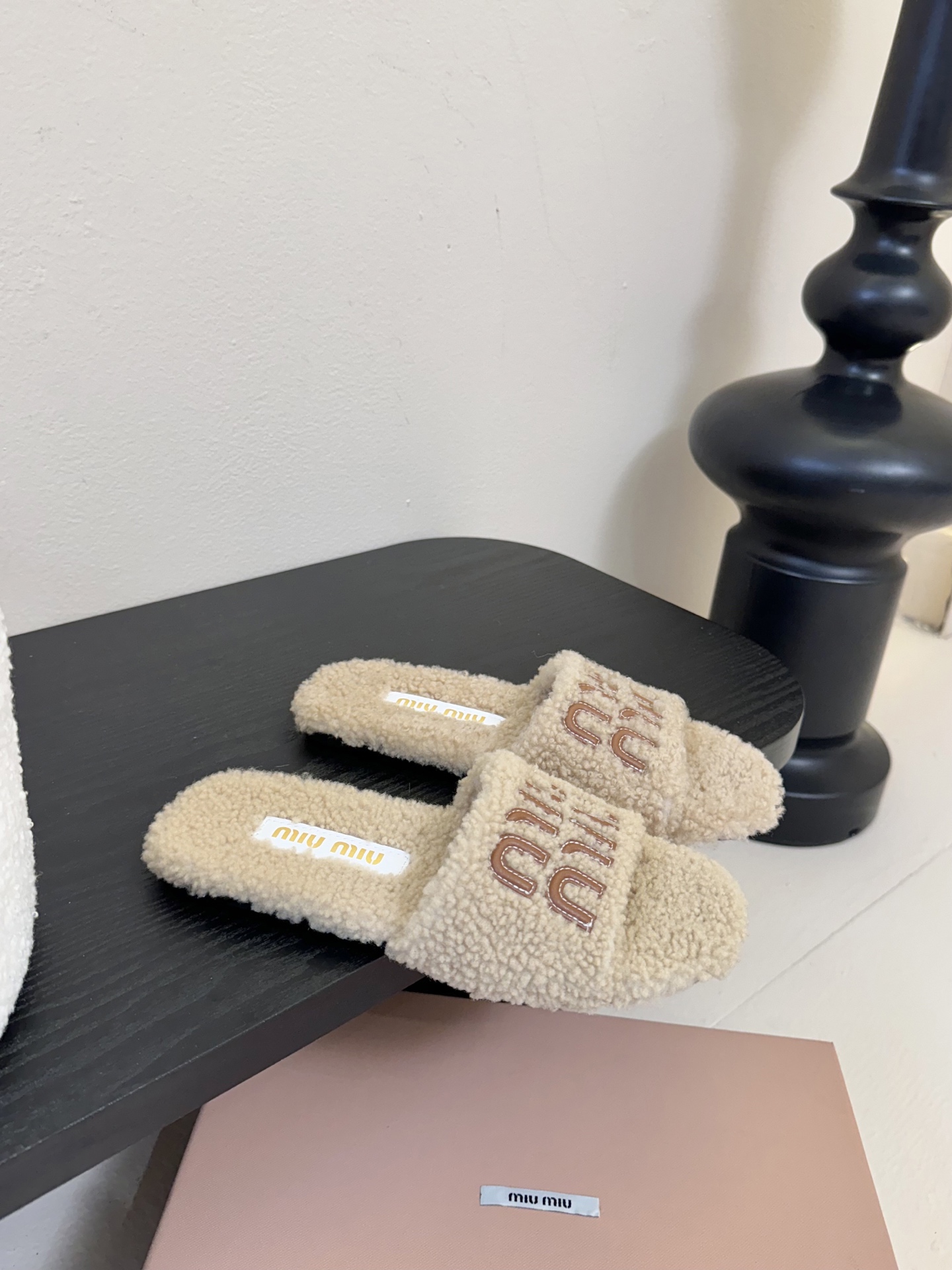 
Miu Miu 25ss 秋冬新品毛拖～ 秋冬新宠 百搭时髦单品！

不管居家还是外穿都是品味的象征性